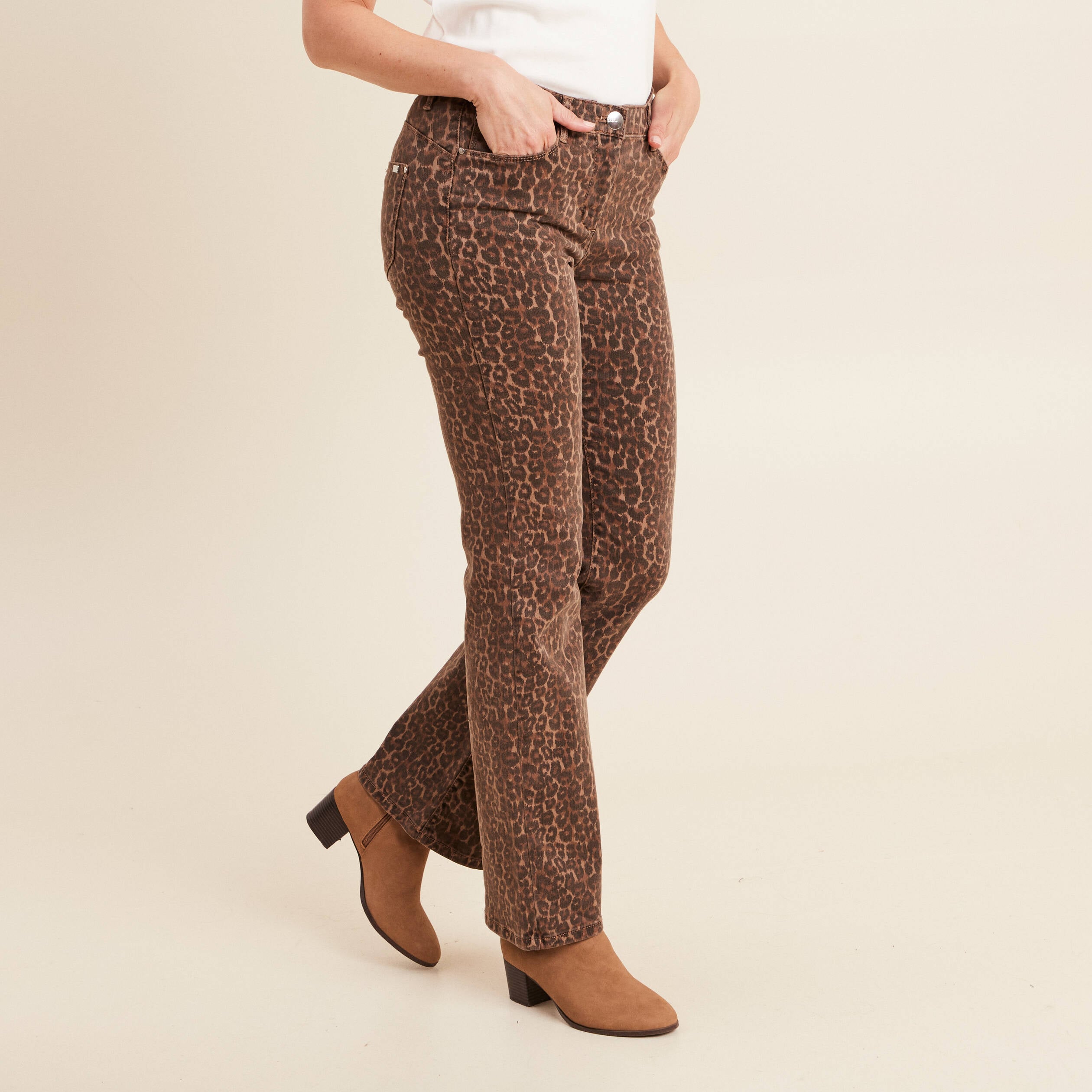 Pantalon magique L'Unique coupe bootcut marron cognac femme