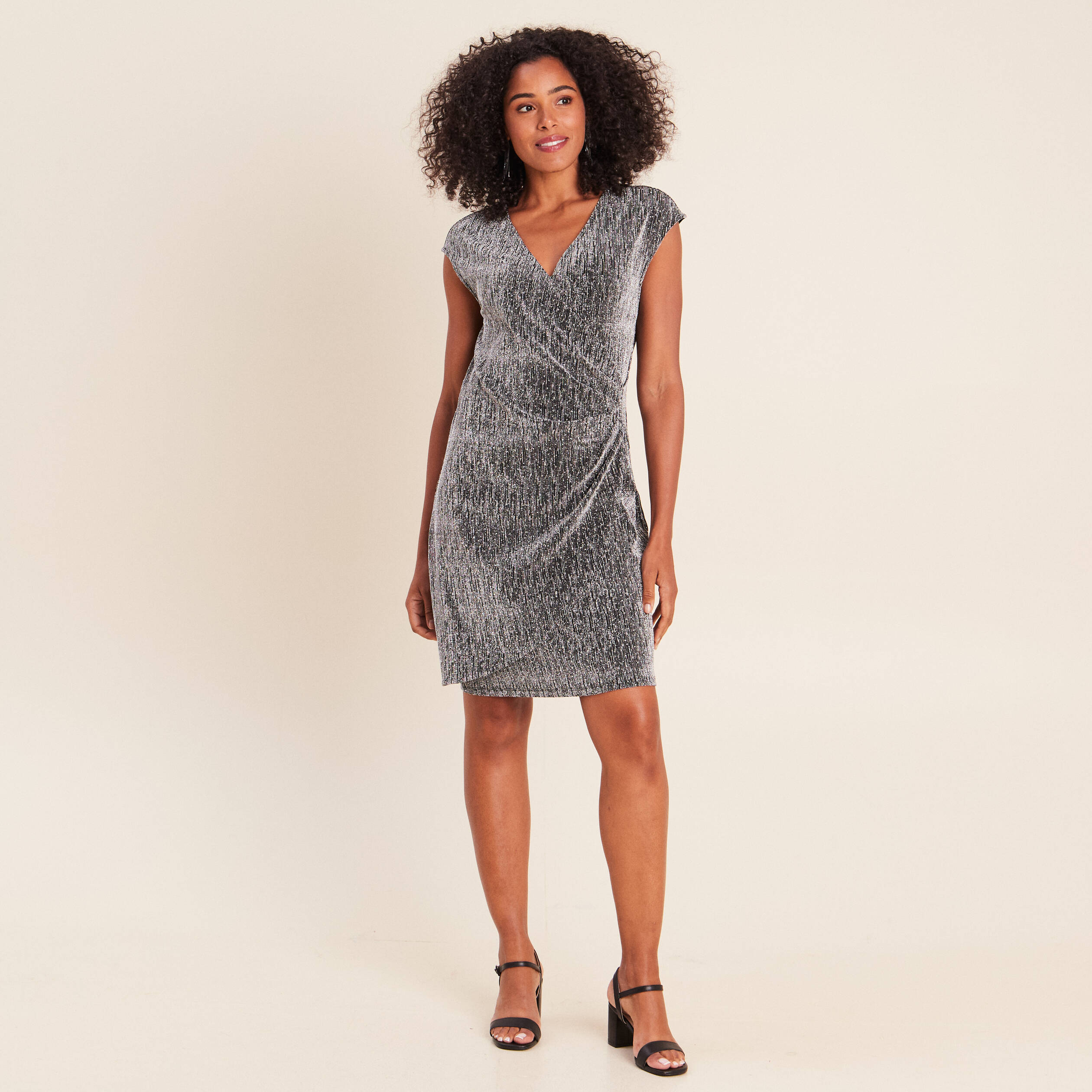 Robe ajust&eacute;e courte col v sans manches gris argent femme