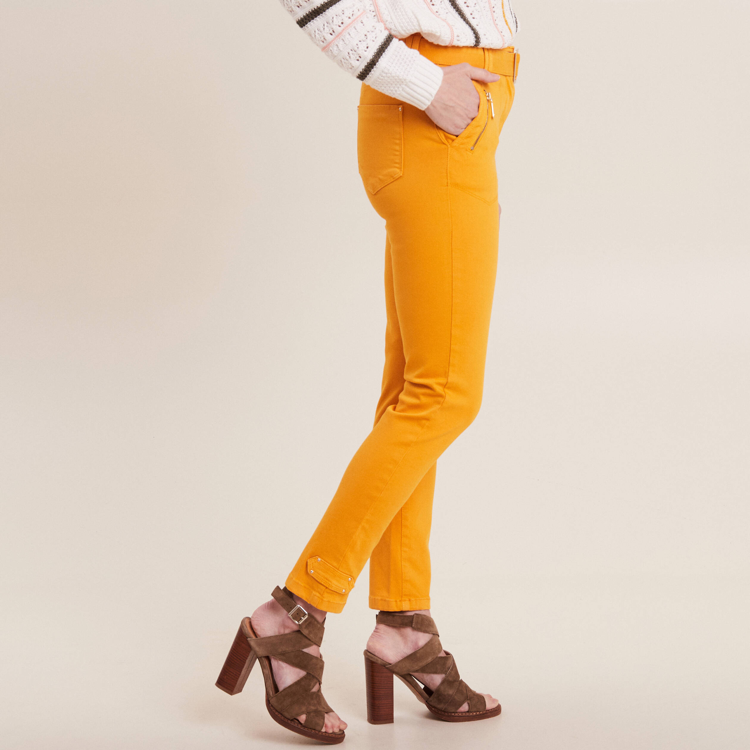 Pantalon ajust&eacute; 7/8&egrave;me jaune moutarde femme