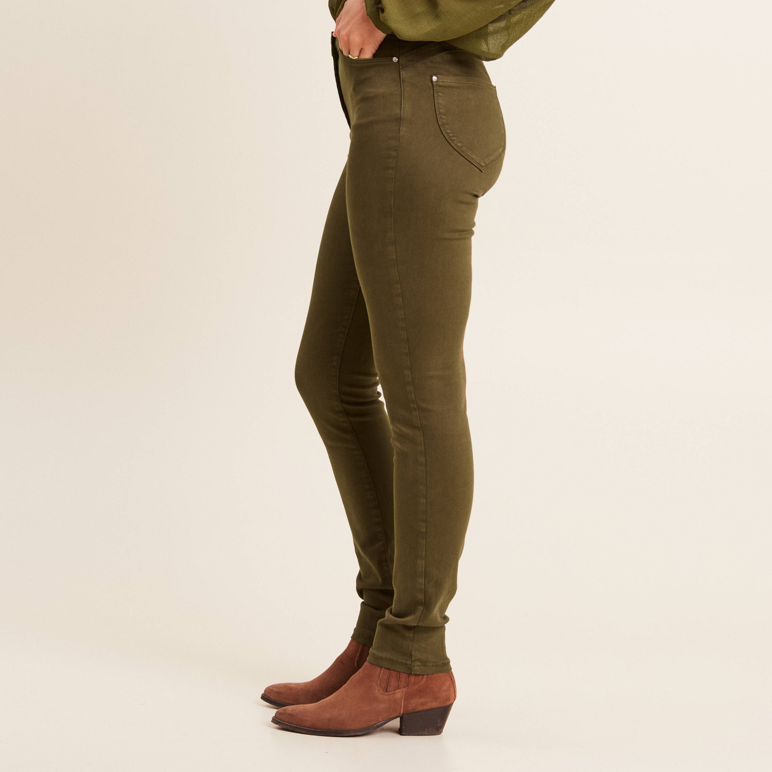 Jean magique L'Unique coupe ajust&eacute;e vert kaki femme