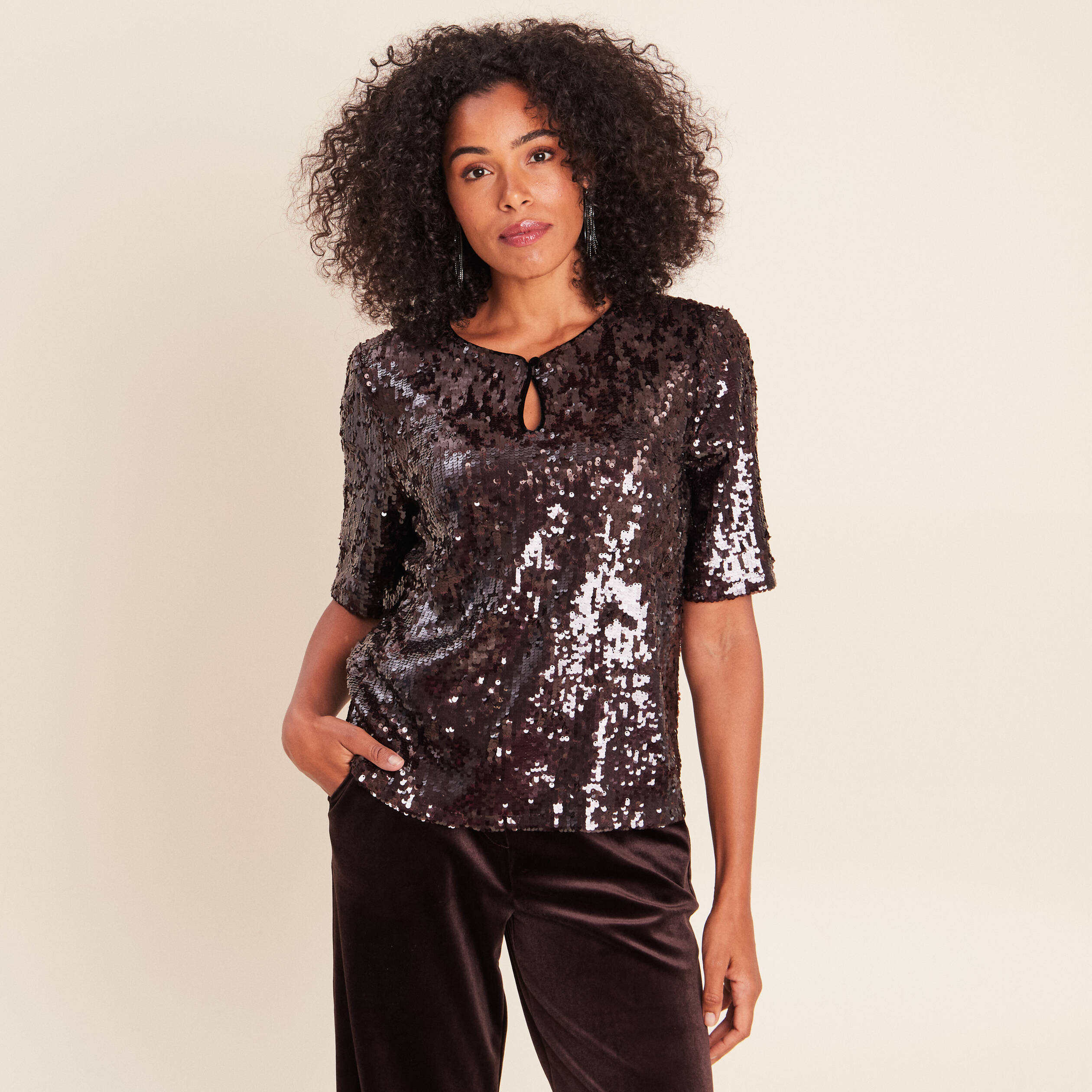 T-shirt &agrave; sequins manches courtes marron fonc&eacute; femme