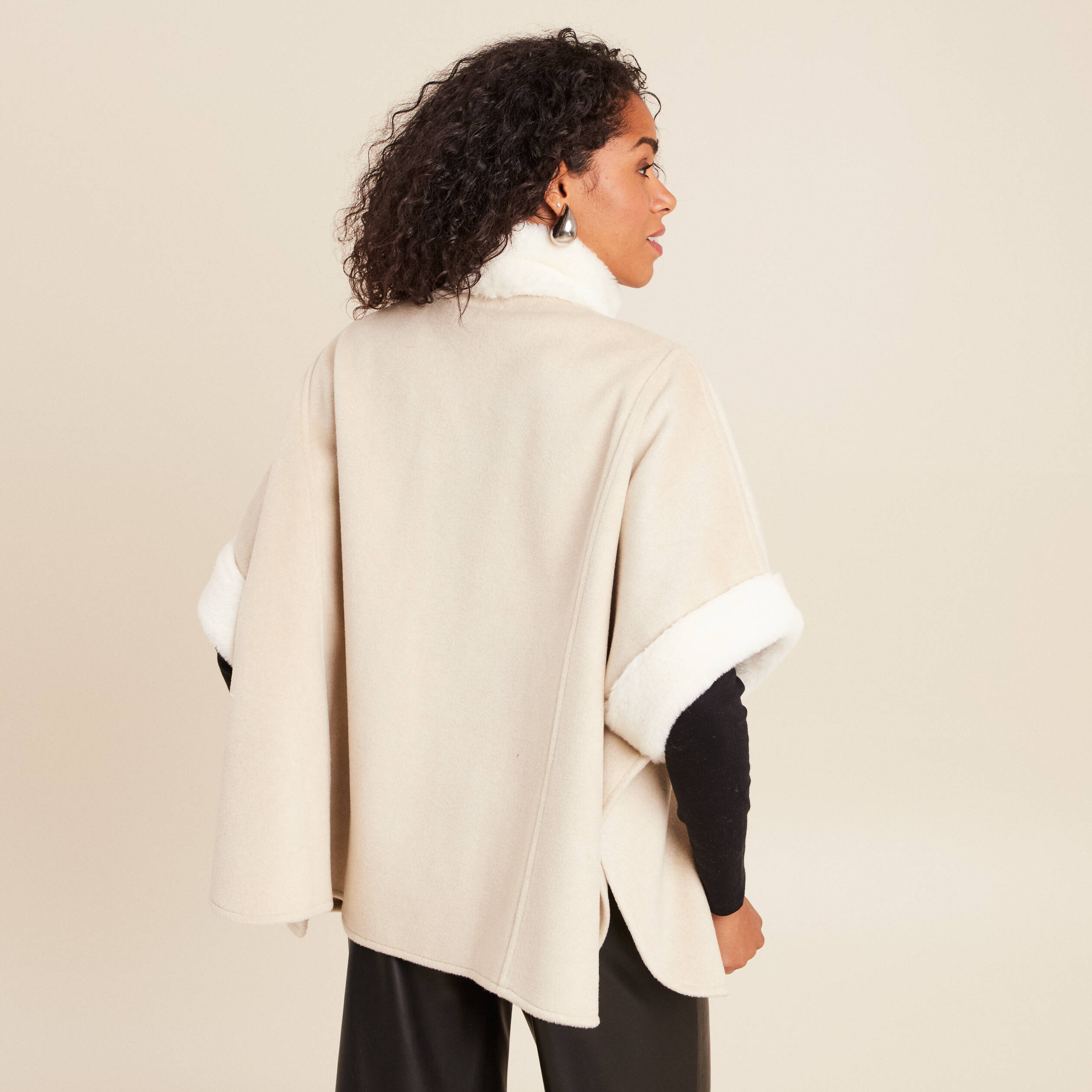 Poncho cape coupe ample ivoire femme