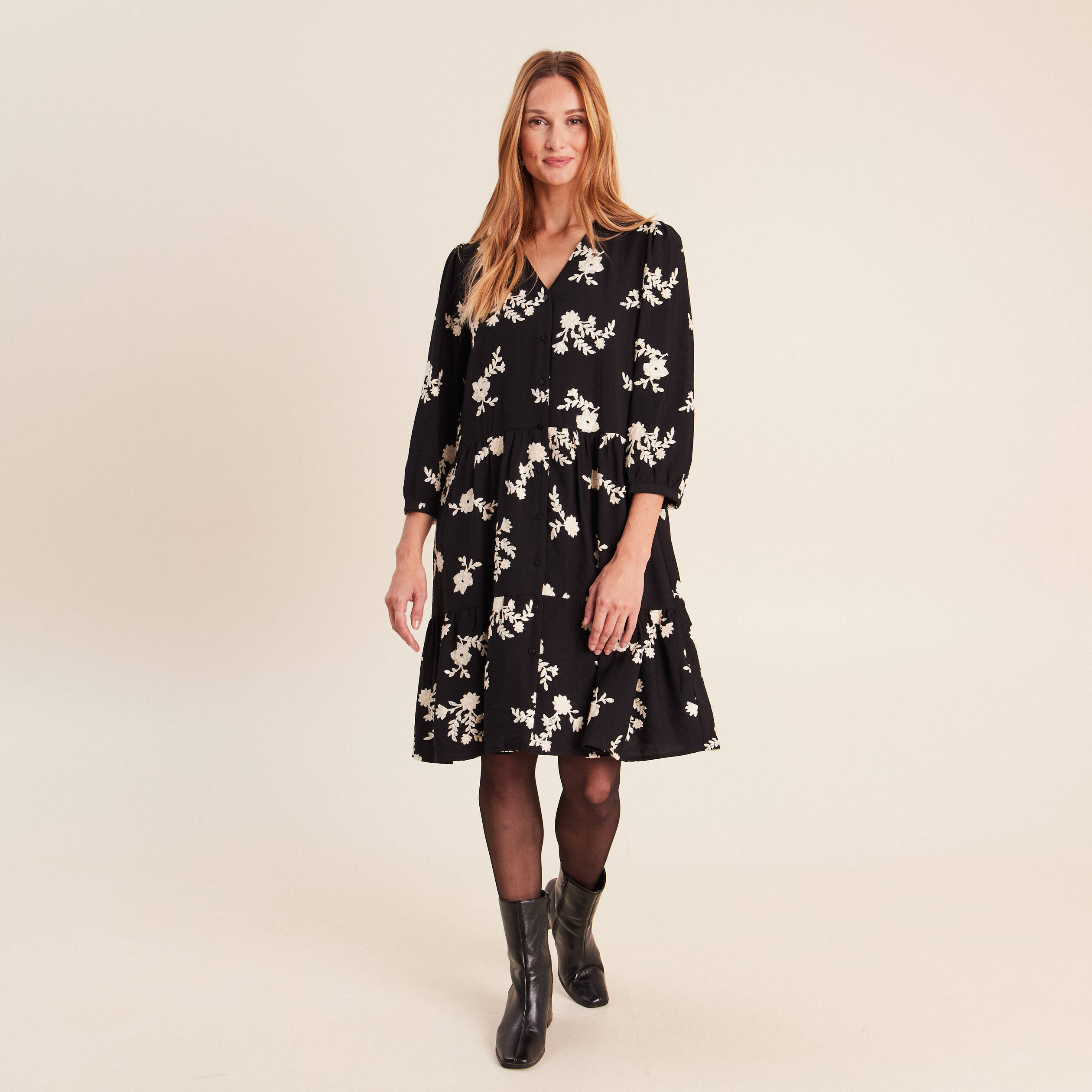 Robe courte &eacute;vas&eacute;e col v manches 3/4 noir femme
