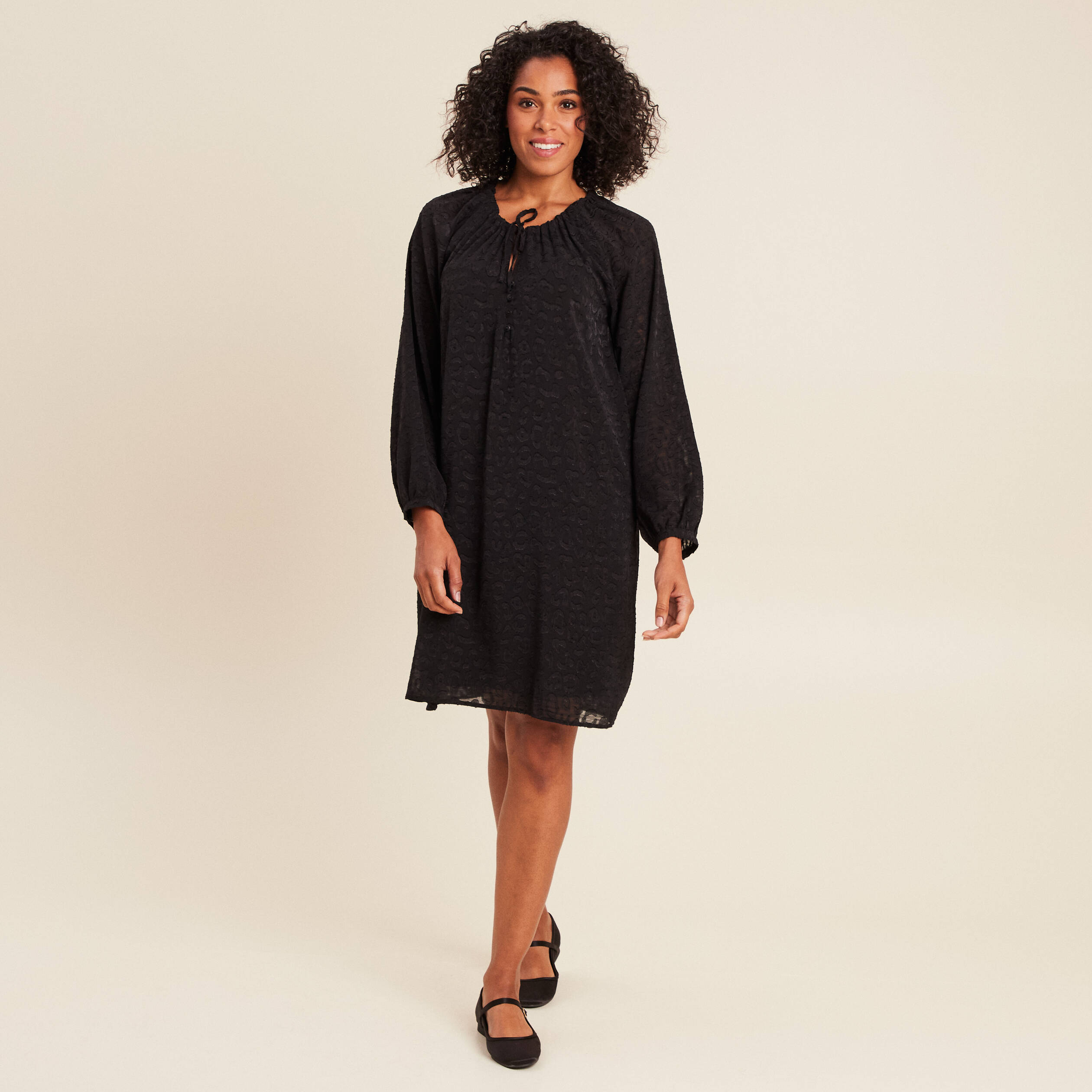 Robe courte &eacute;vas&eacute;e col v manches longues noir femme