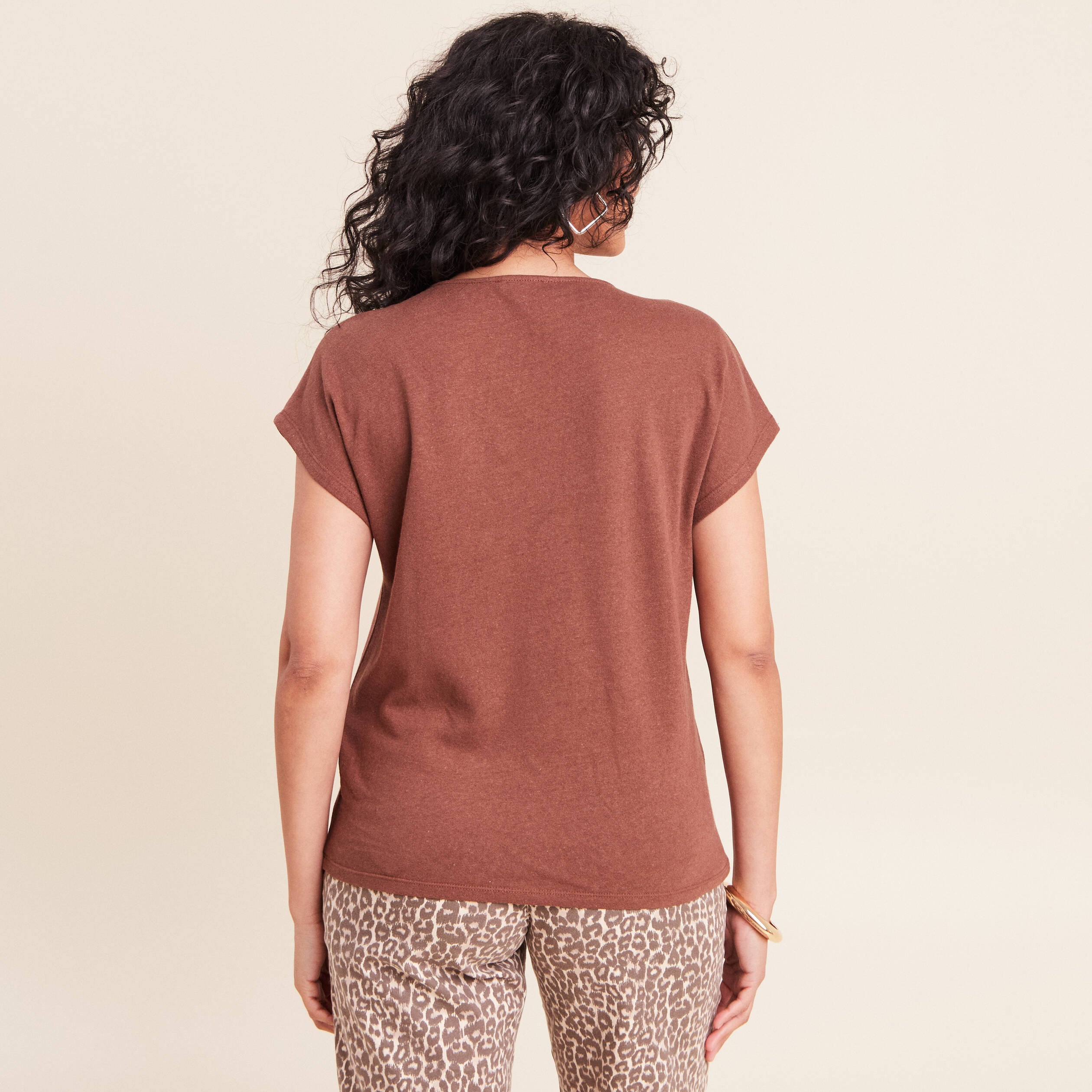 T-shirt col v manches courtes aspect lin marron fonc&eacute; femme