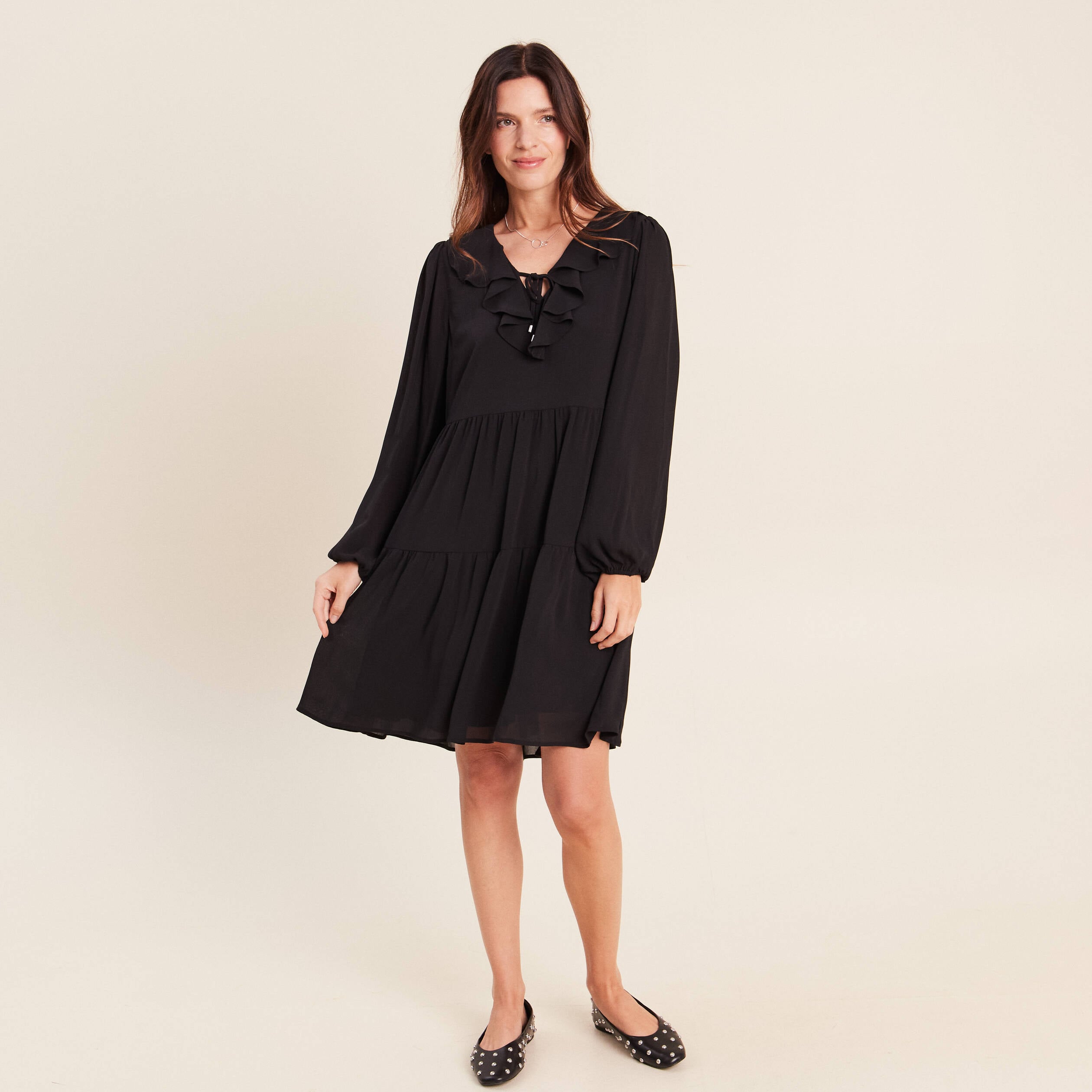 Robe courte &eacute;vas&eacute;e col v manches longues noir femme