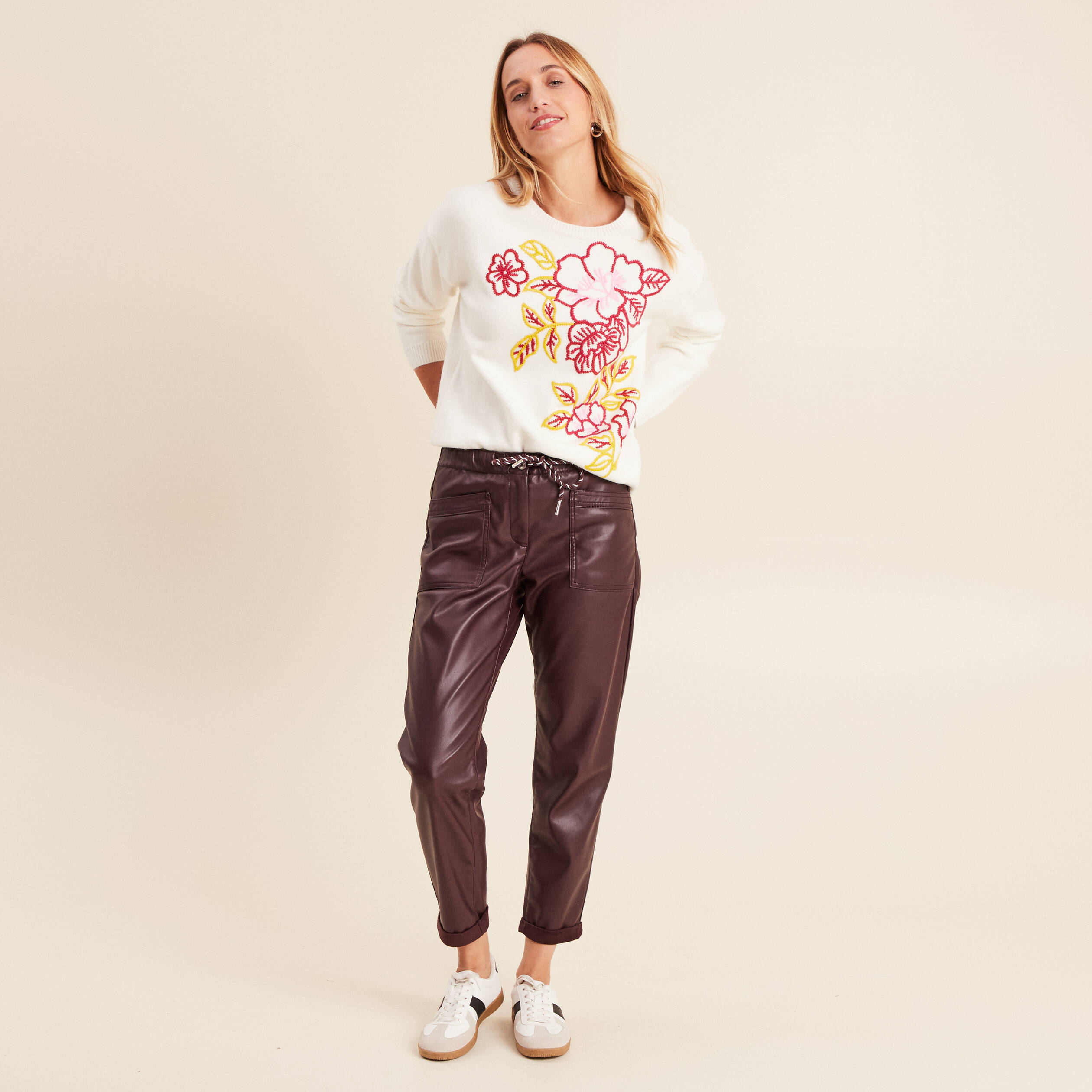 Pull brod&eacute; col rond manches longues rose framboise femme
