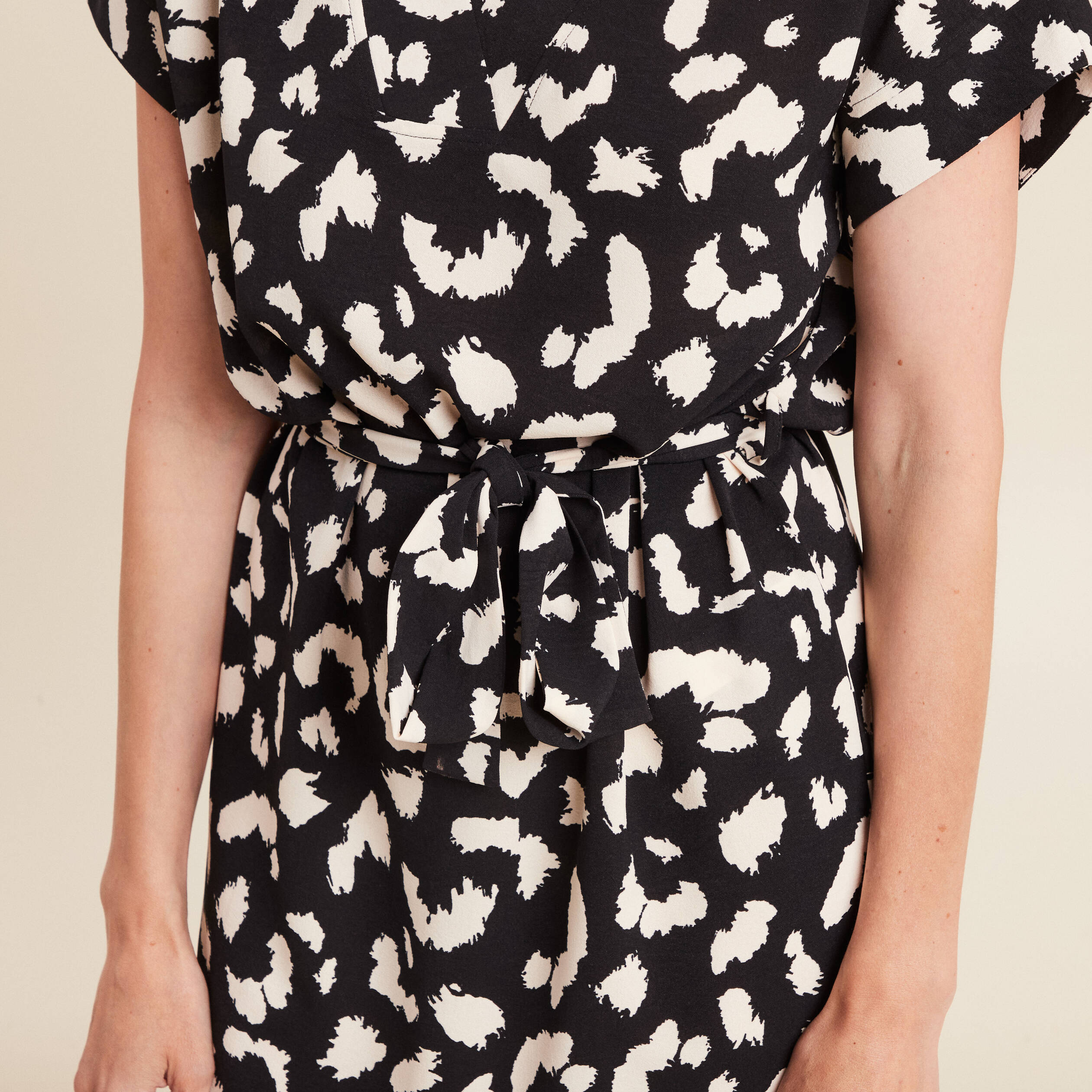 Robe droite courte col V manches courtes noir femme