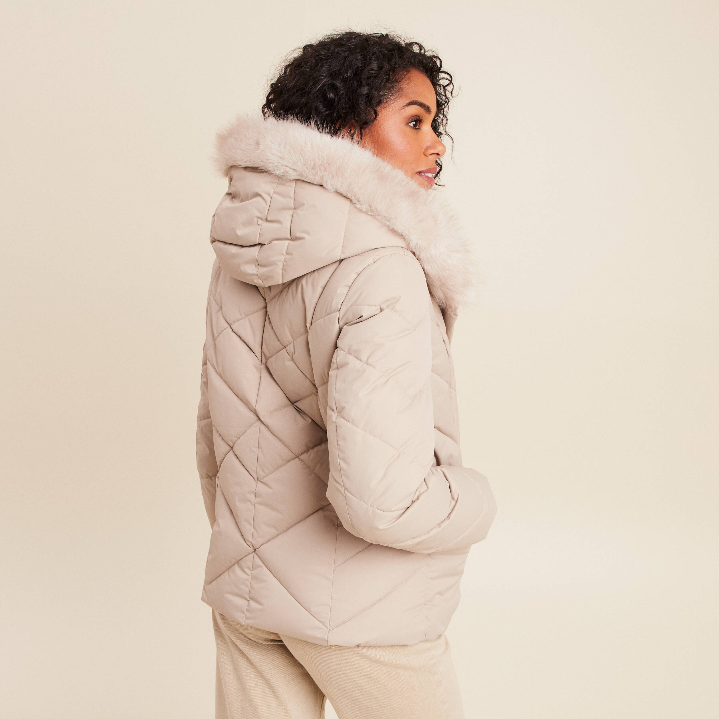 Doudoune ajust&eacute;e &agrave; capuche doubl&eacute;e beige femme