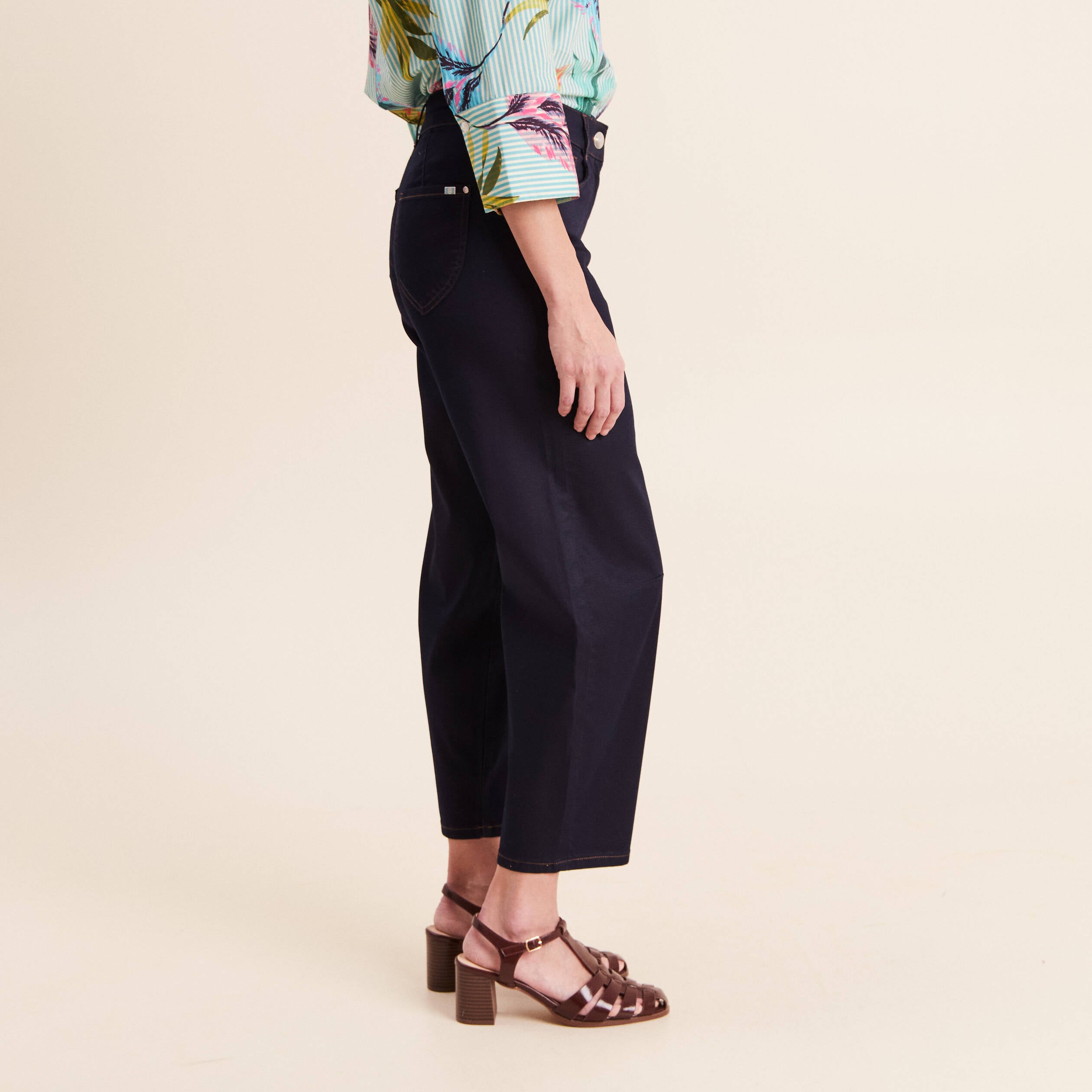 Pantalon magique Le L&eacute;ger coupe barrel denim brut femme