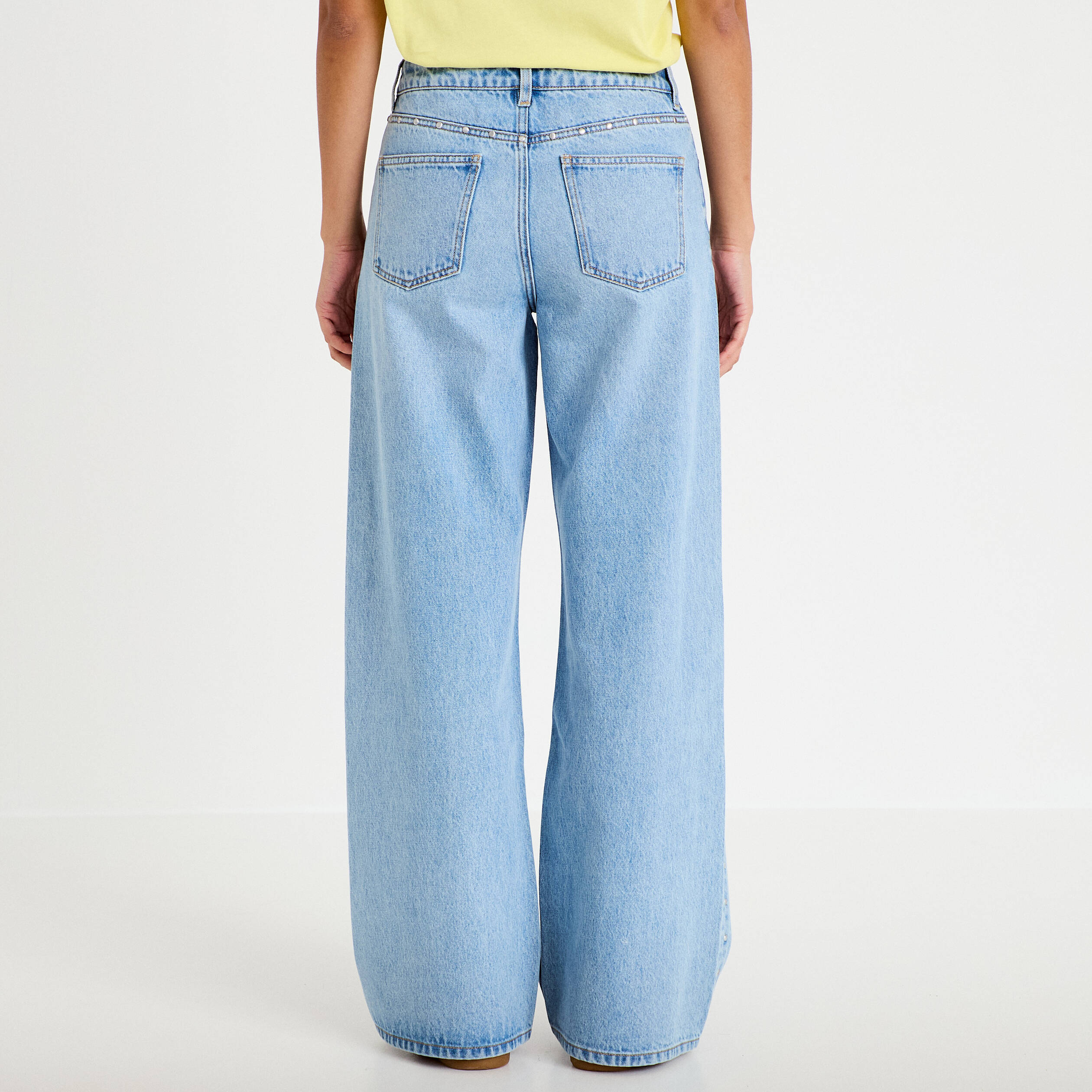 Jean d&eacute;tails clout&eacute;s denim bleach femme