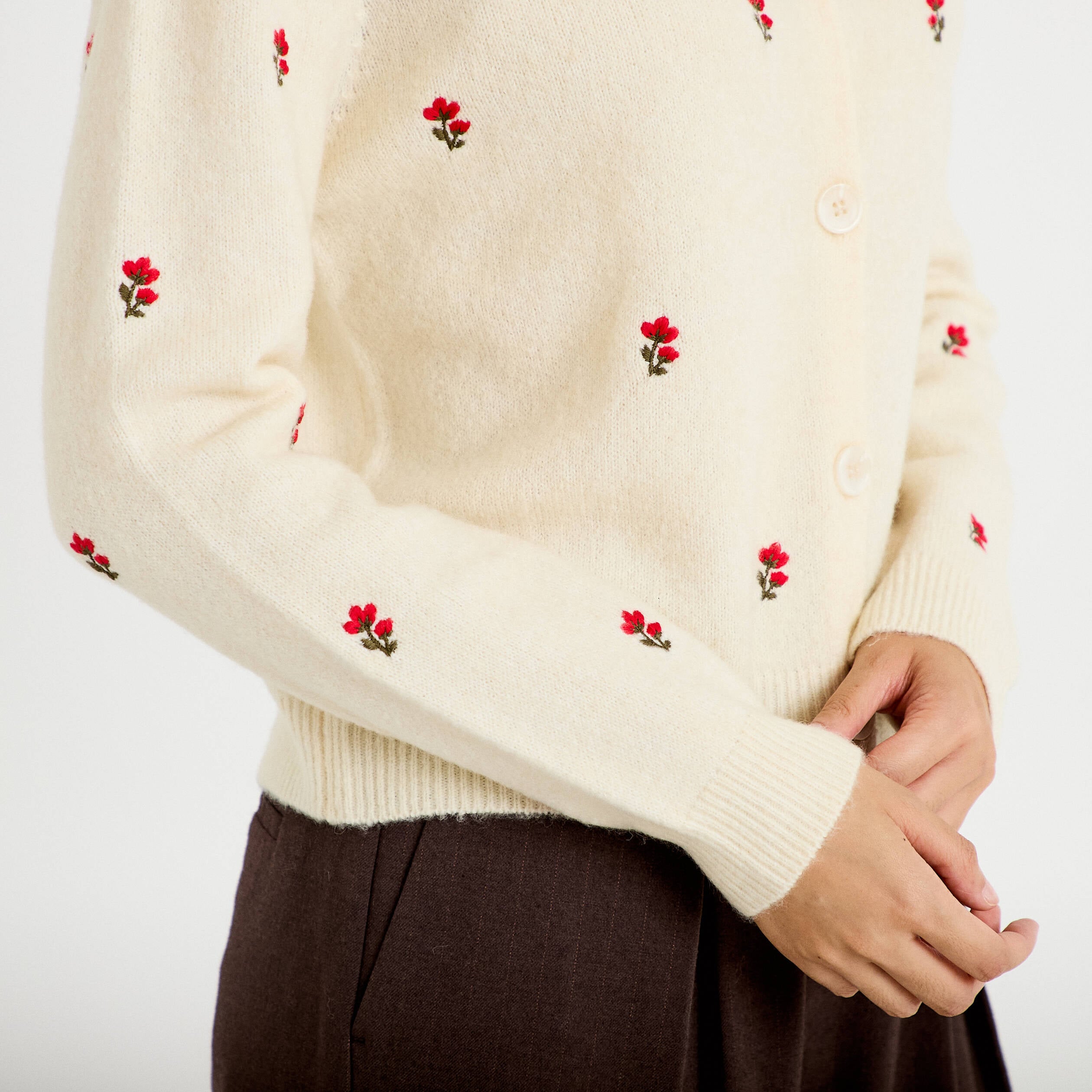 Gilet manches longues broderies col rond beige femme