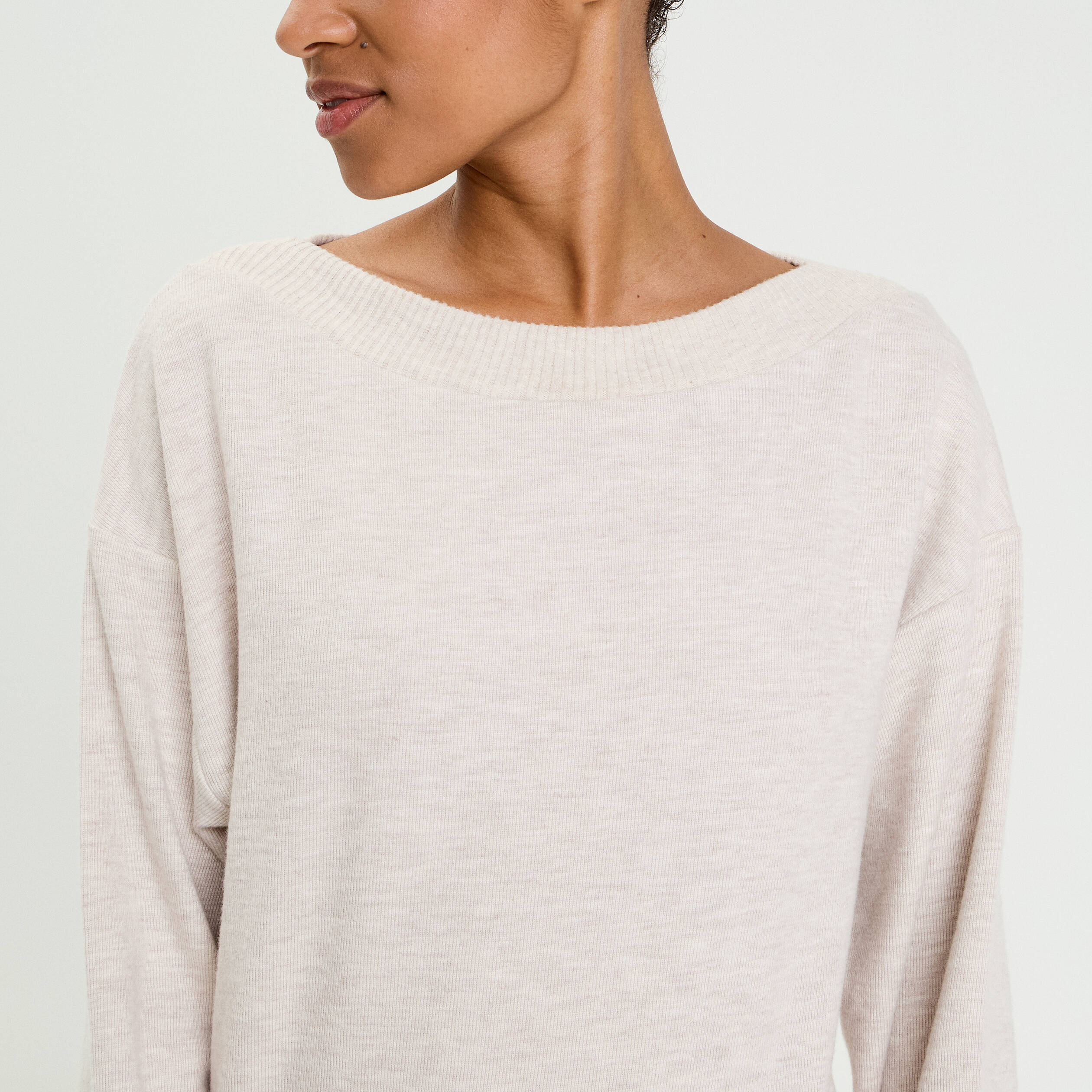 Sweat duveteux col rond manches longues sable femme