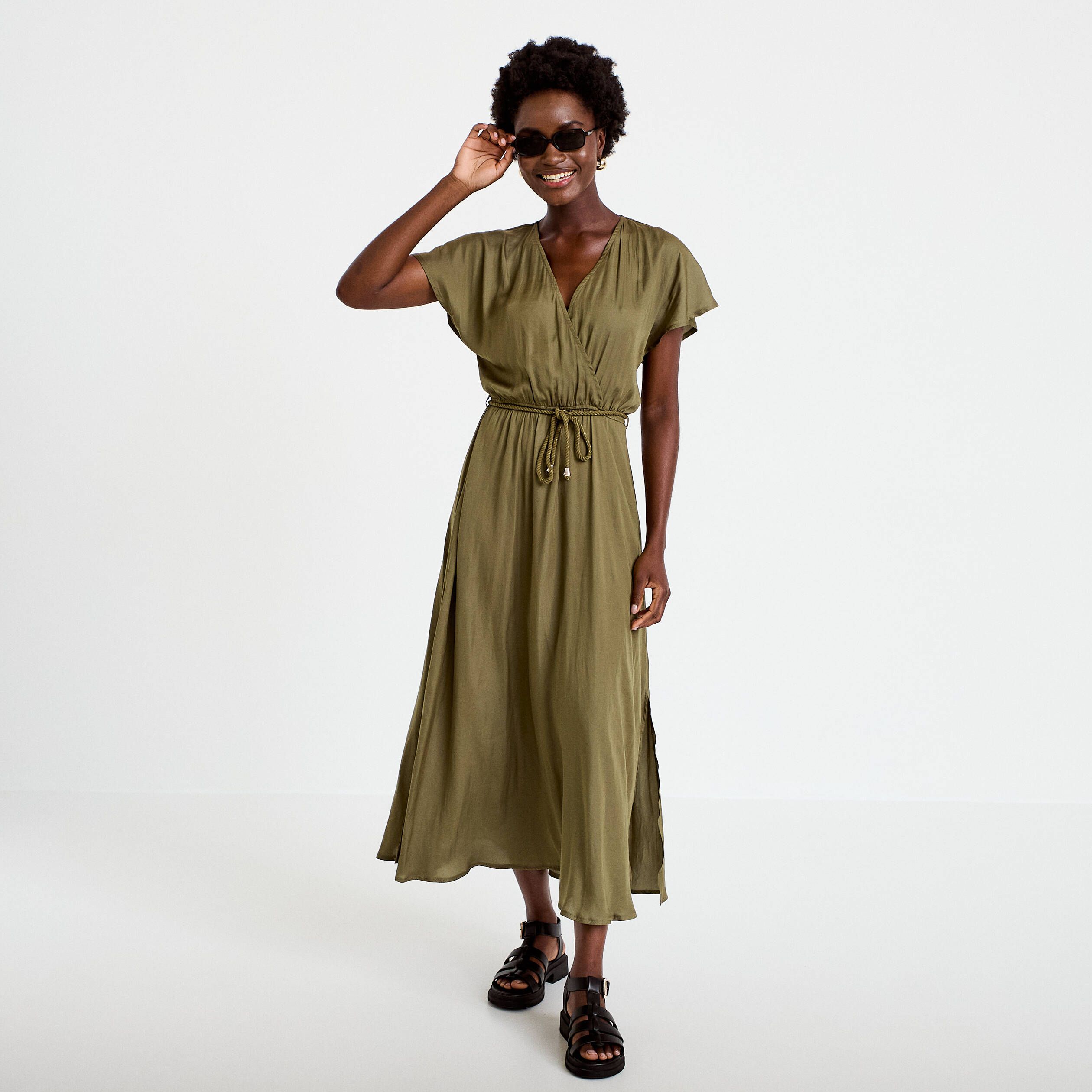 Robe longue &eacute;vas&eacute;e col v satin&eacute;e vert kaki femme