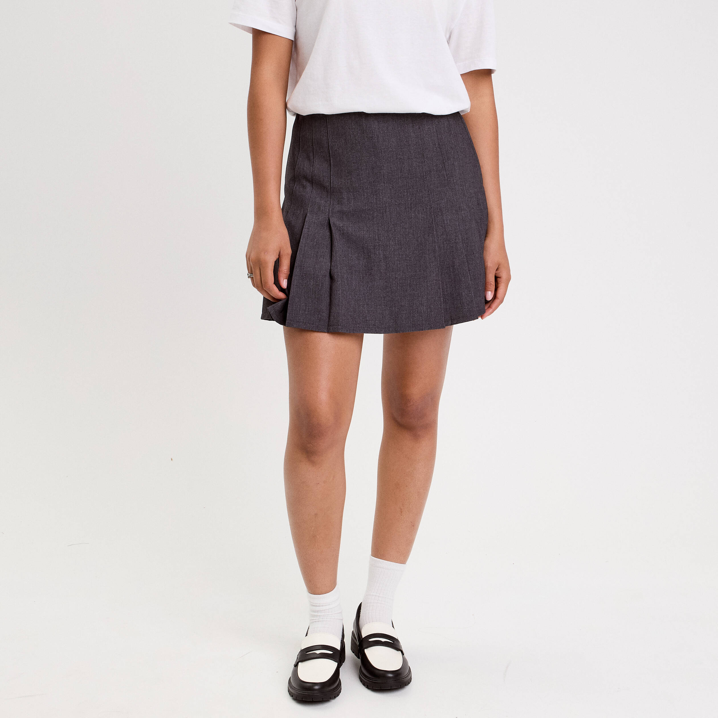 Jupe courte &eacute;vas&eacute;e gris fonc&eacute; femme