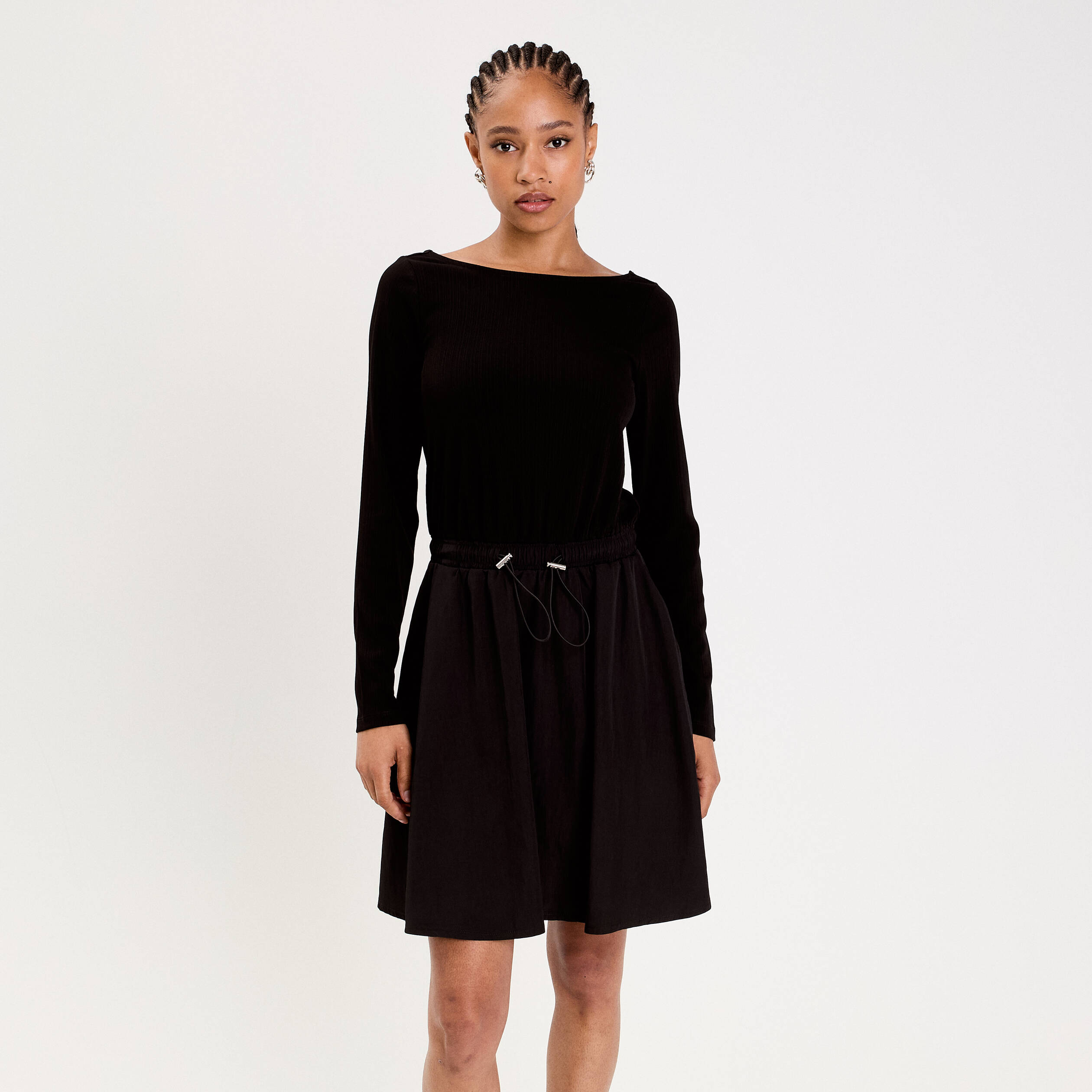 Robe courte droite col bateau noir femme