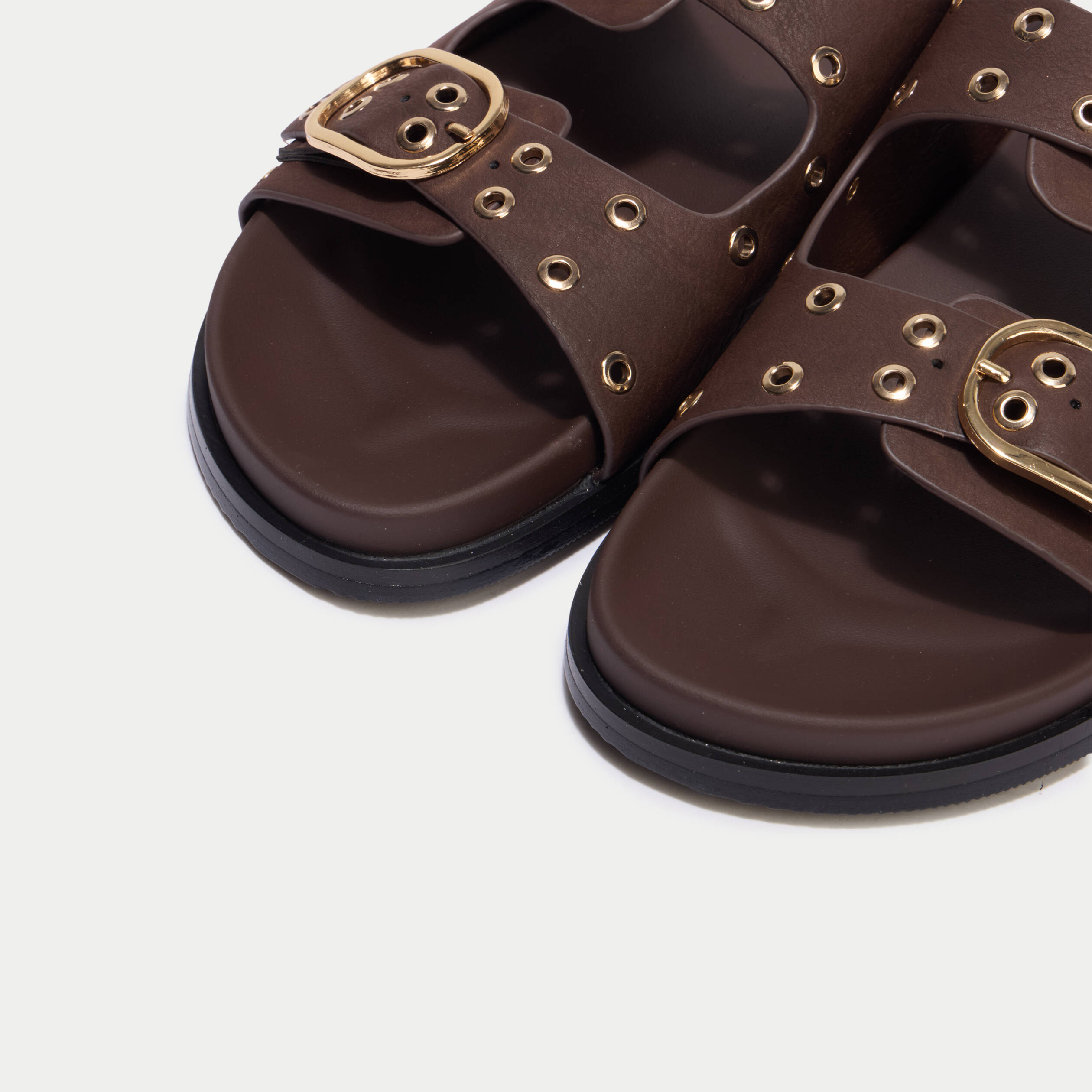 Mules d&eacute;tails clout&eacute;s marron fonc&eacute; femme