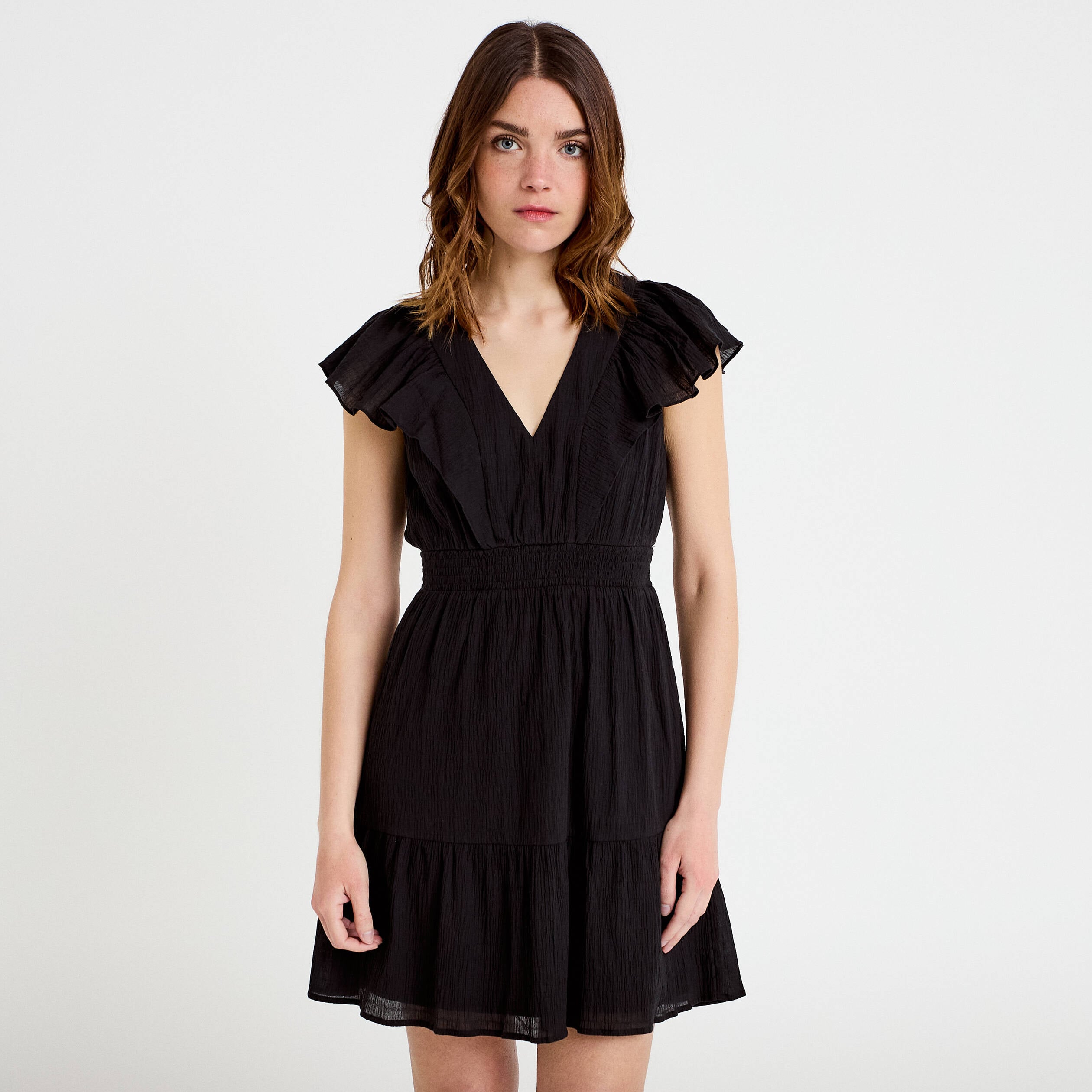 Robe courte &eacute;vas&eacute;e col v manches courtes noir femme