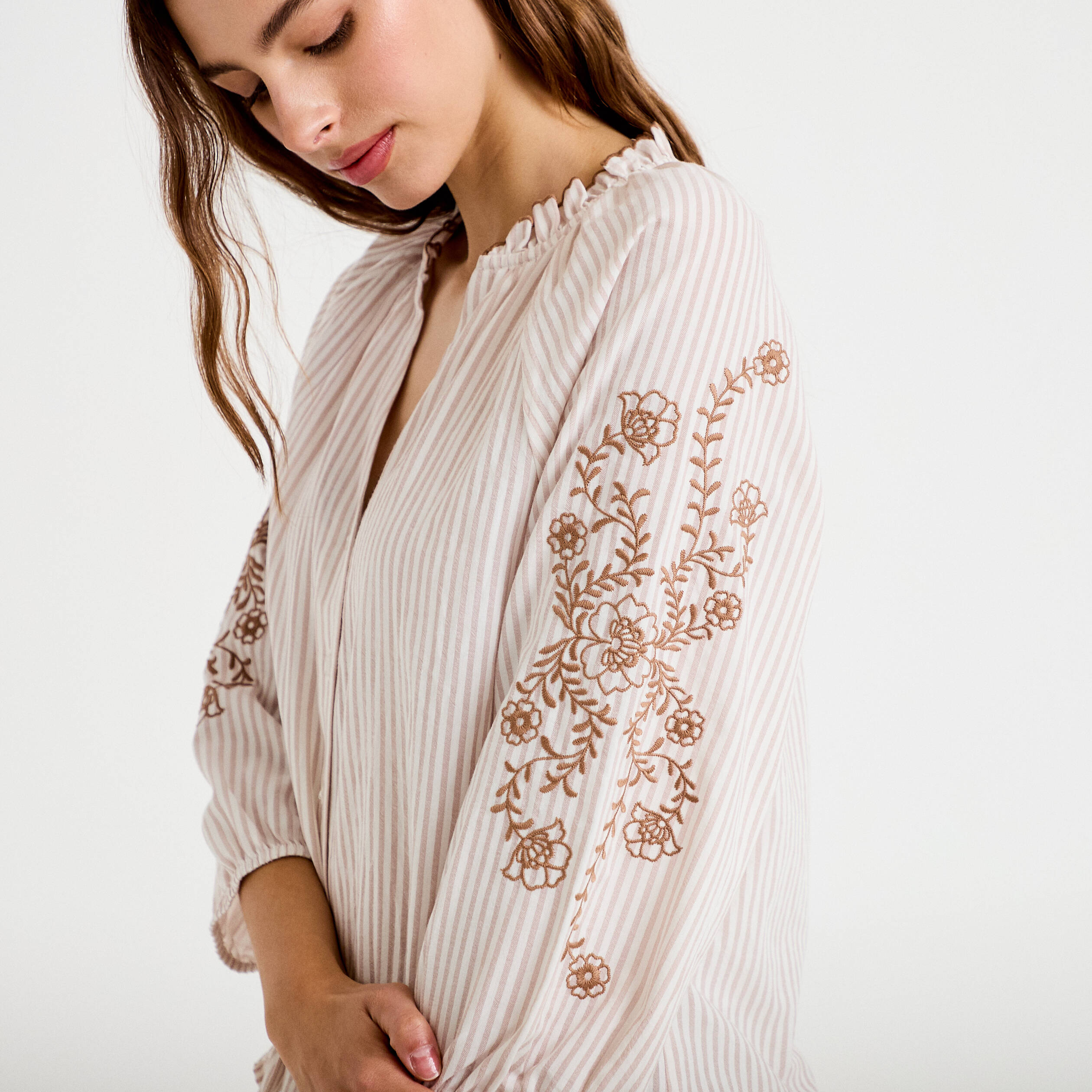 Blouse col v broderie manches 3/4 sable femme