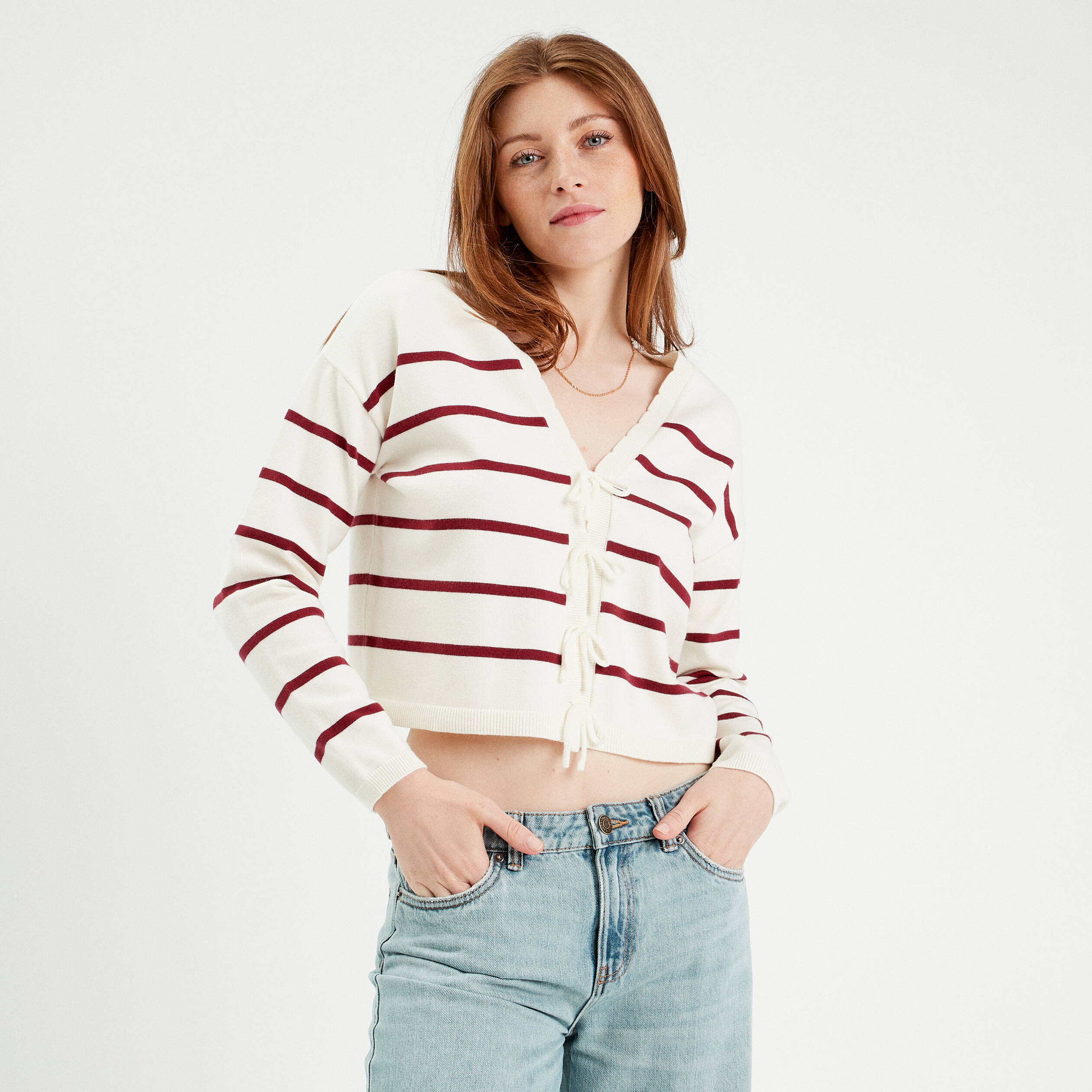 Pull avec petit noeud rouge fonc&eacute; femme