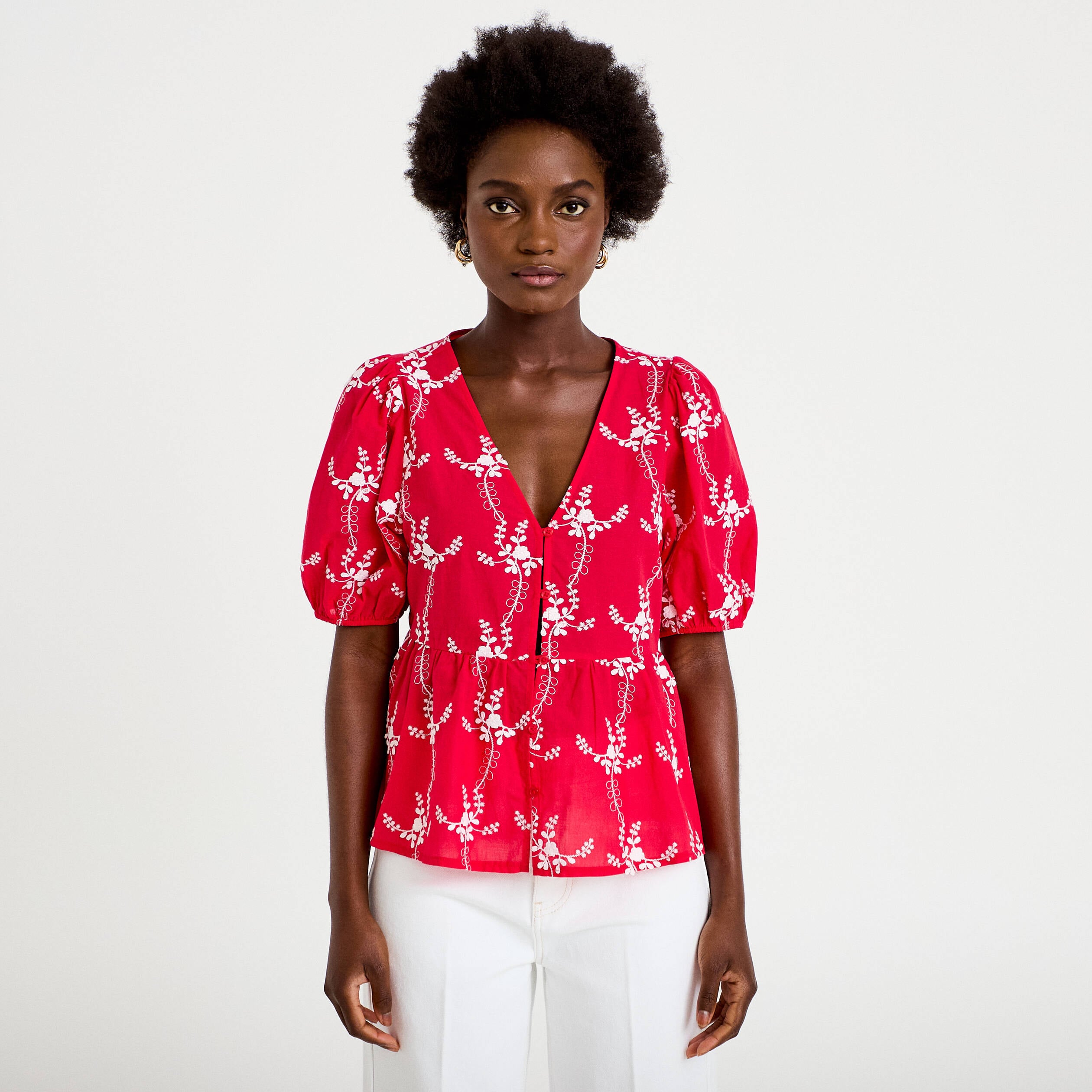 Blouse col v manches courtes brod&eacute;e rouge femme