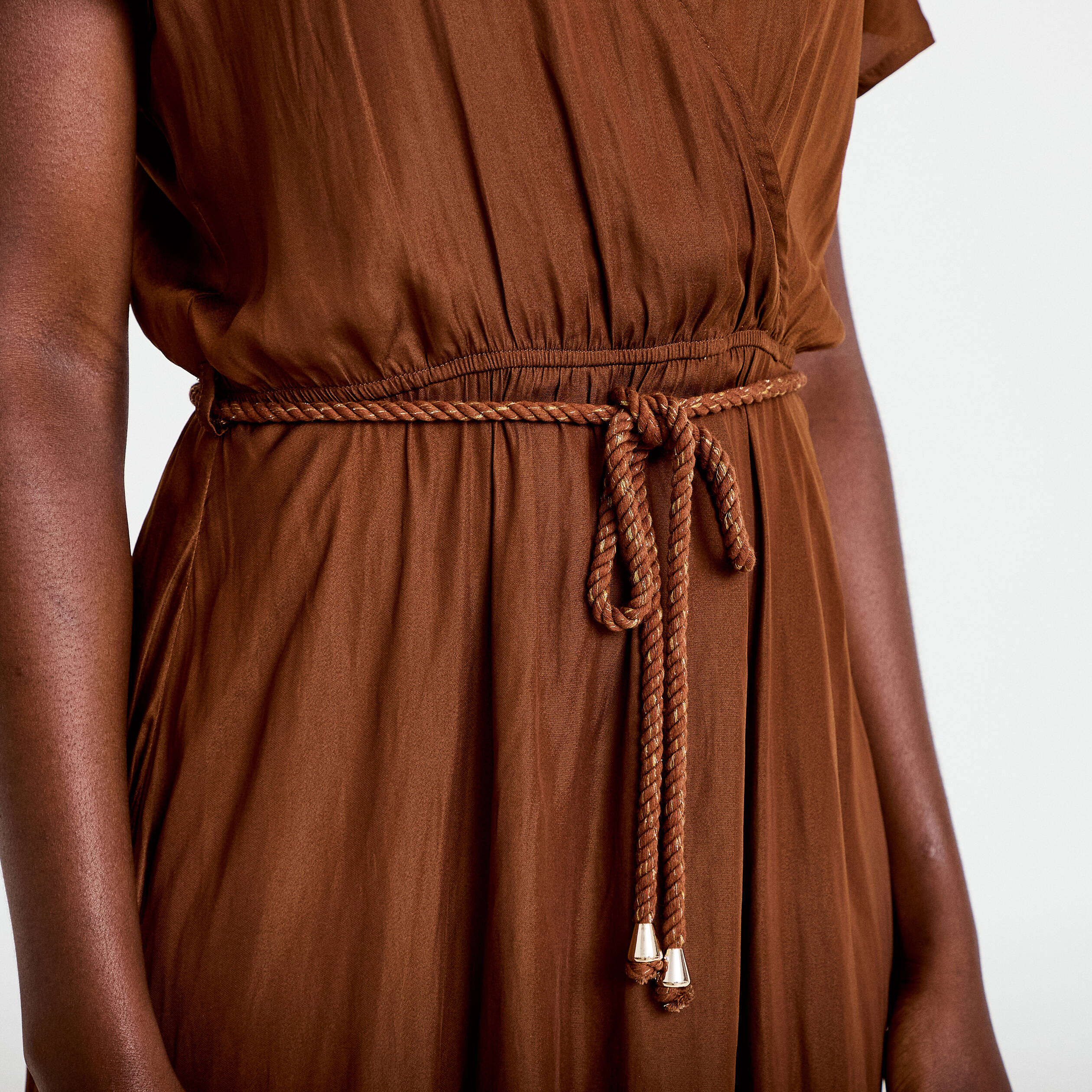 Robe longue &eacute;vas&eacute;e col v satin&eacute;e marron femme