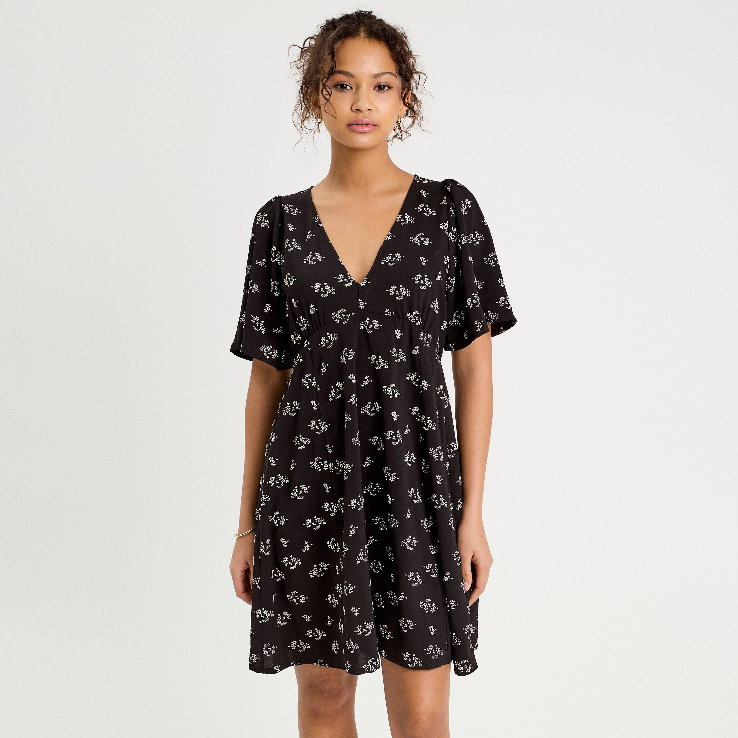 Robe &eacute;vas&eacute;e manches courtes noir femme