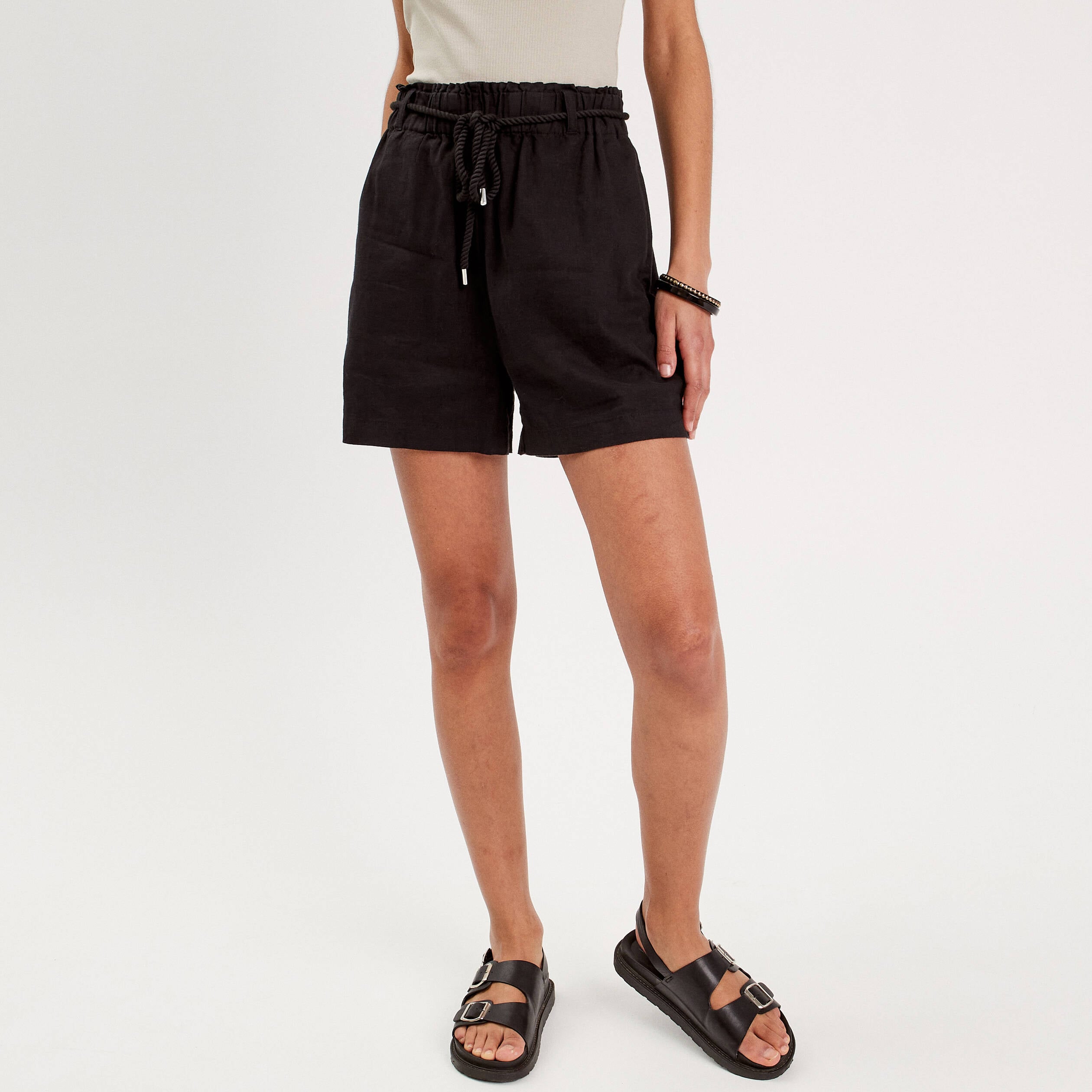 Short regular contenant du lin noir femme
