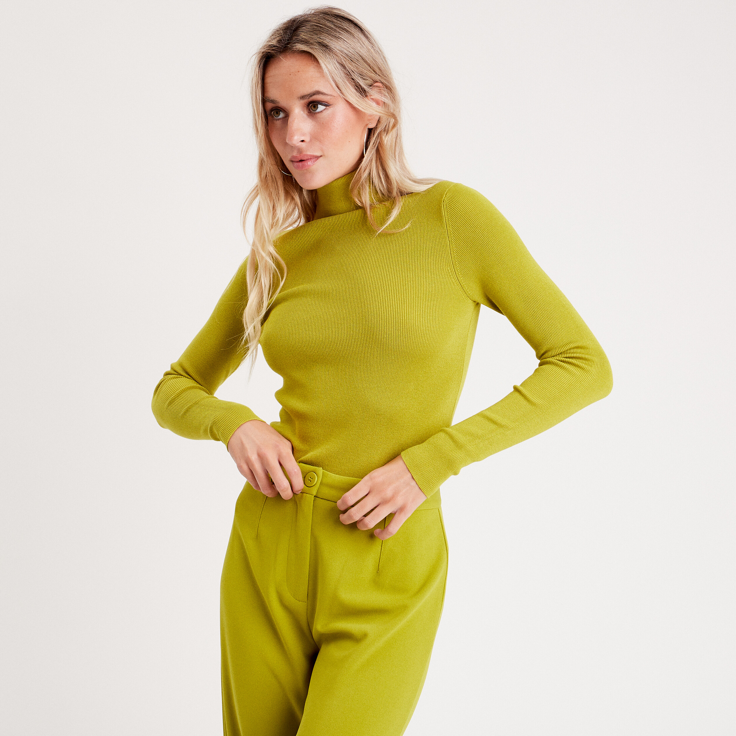 Pull côtelé col roulé vert olive femme