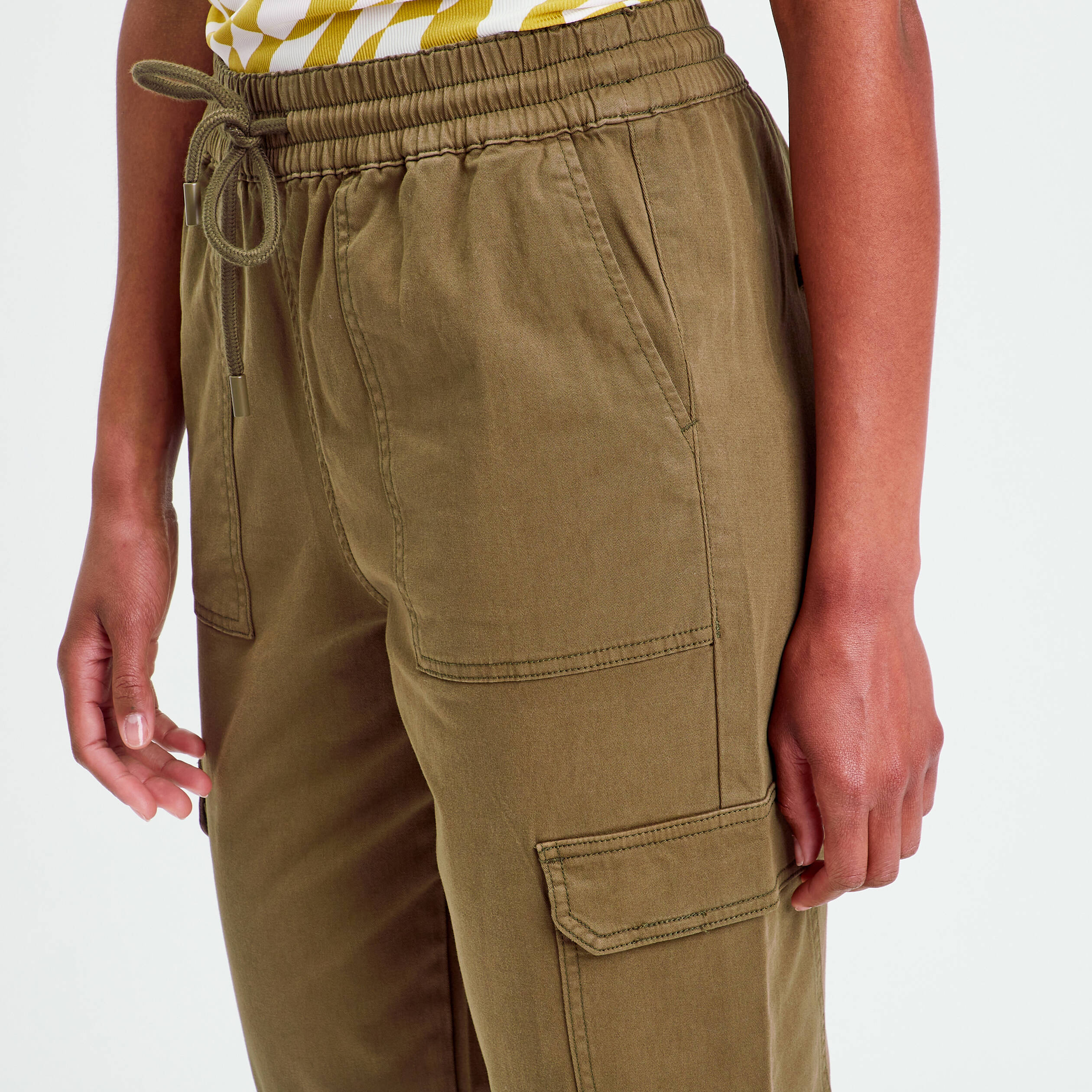 Pantalon cargo slim vert fonc&eacute; femme