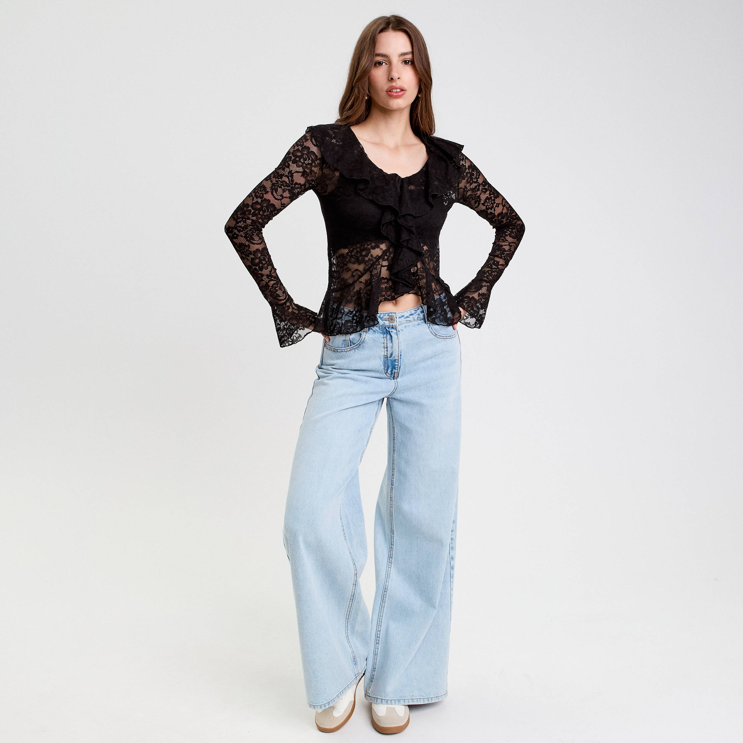 blouse ajustee col v dentelle noir femme Blouse ajustée col V dentelle noir femme