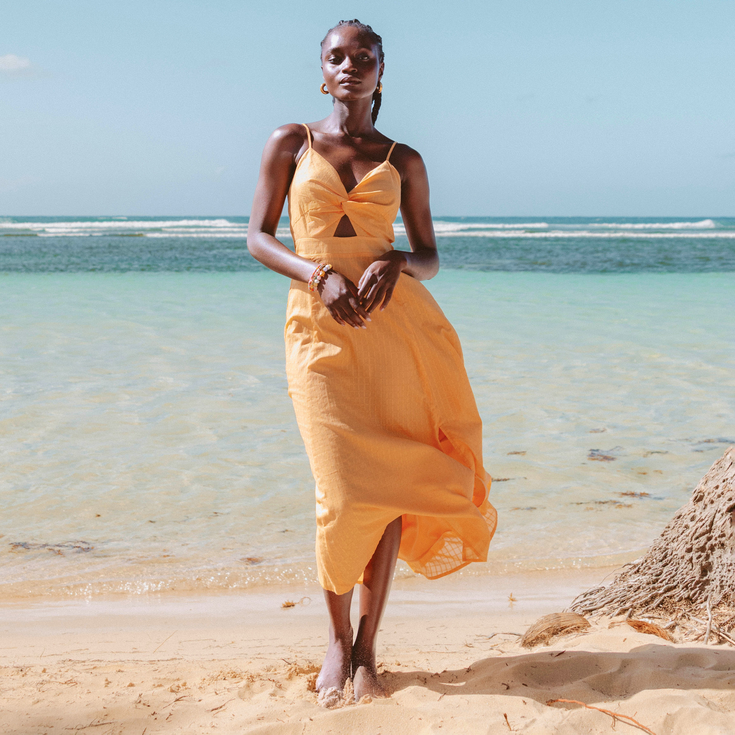 Robe longue &eacute;vas&eacute;e &agrave; fines bretelles orange clair femme