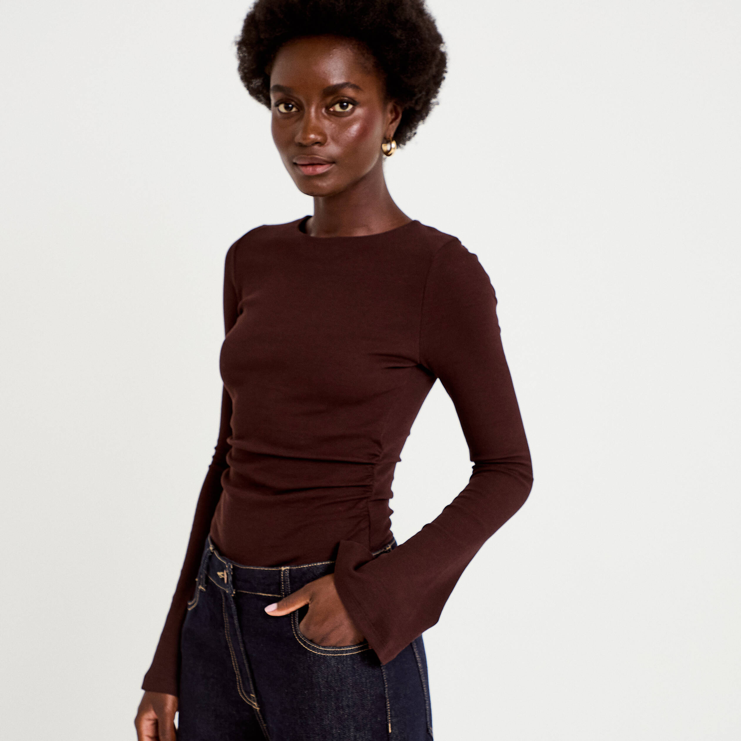 T-shirt ajust&eacute; col rond manches longues marron fonc&eacute; femme