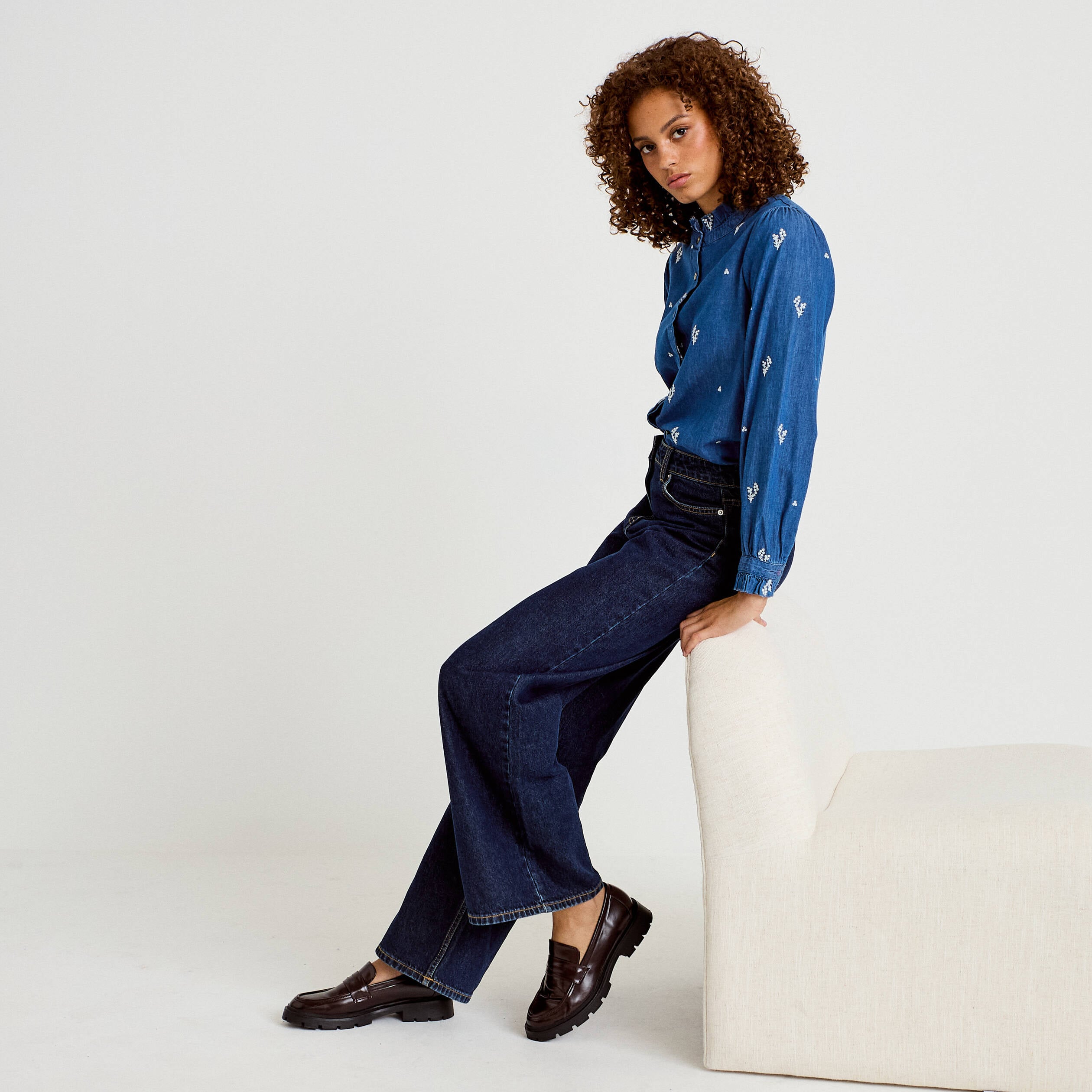 Chemise droite en jean col montant blanc femme