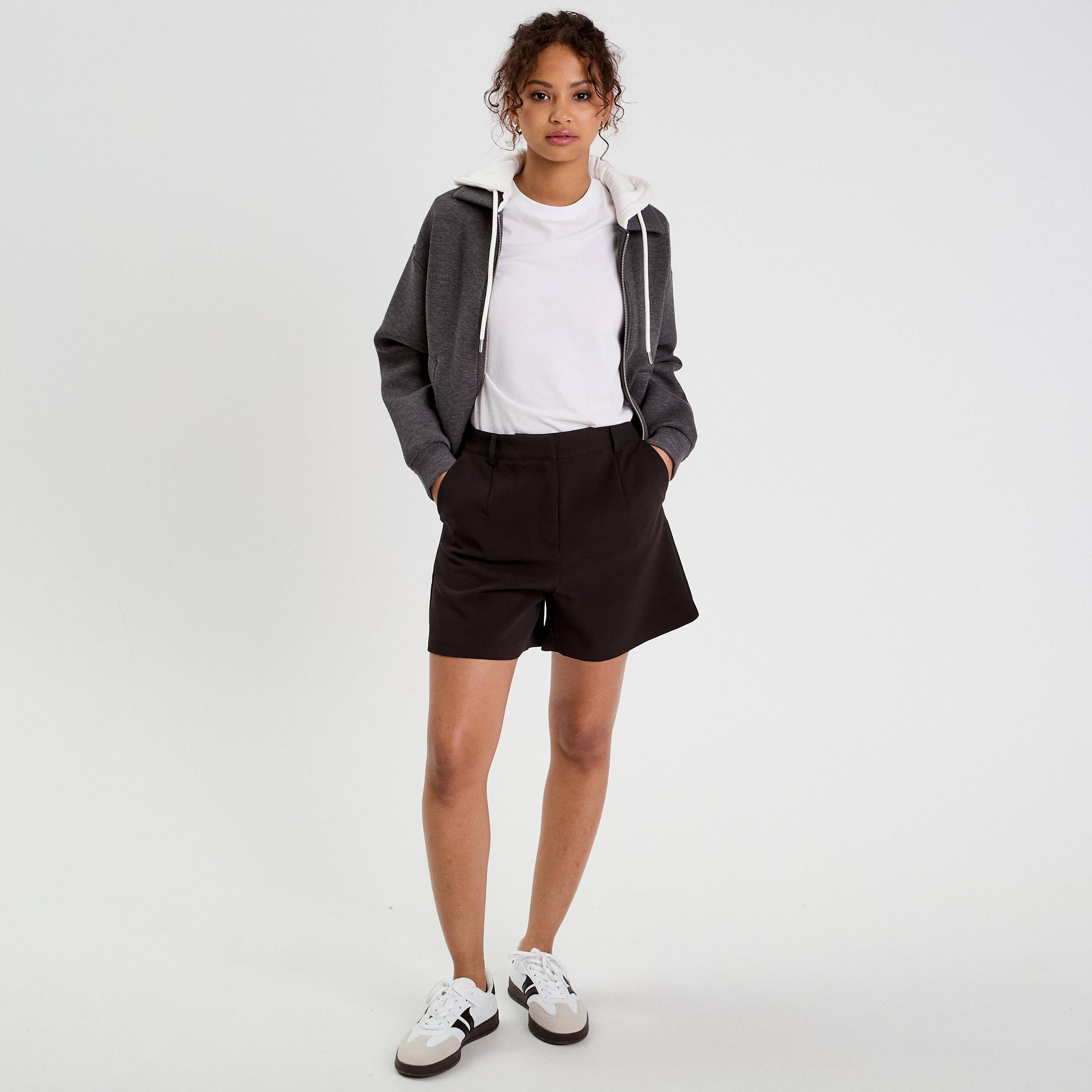 Short regular noir femme