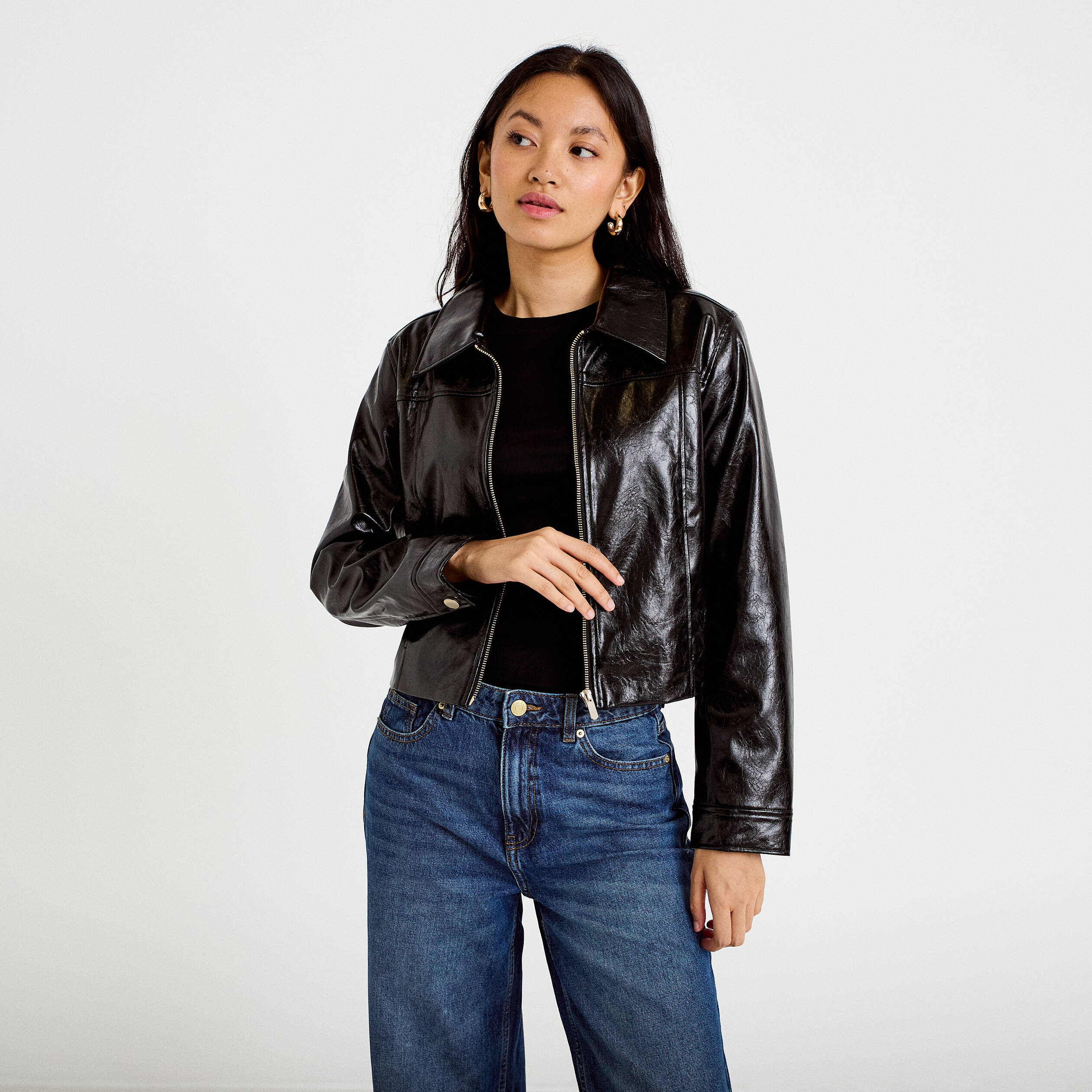 Veste droite cropped en similicuir noir femme