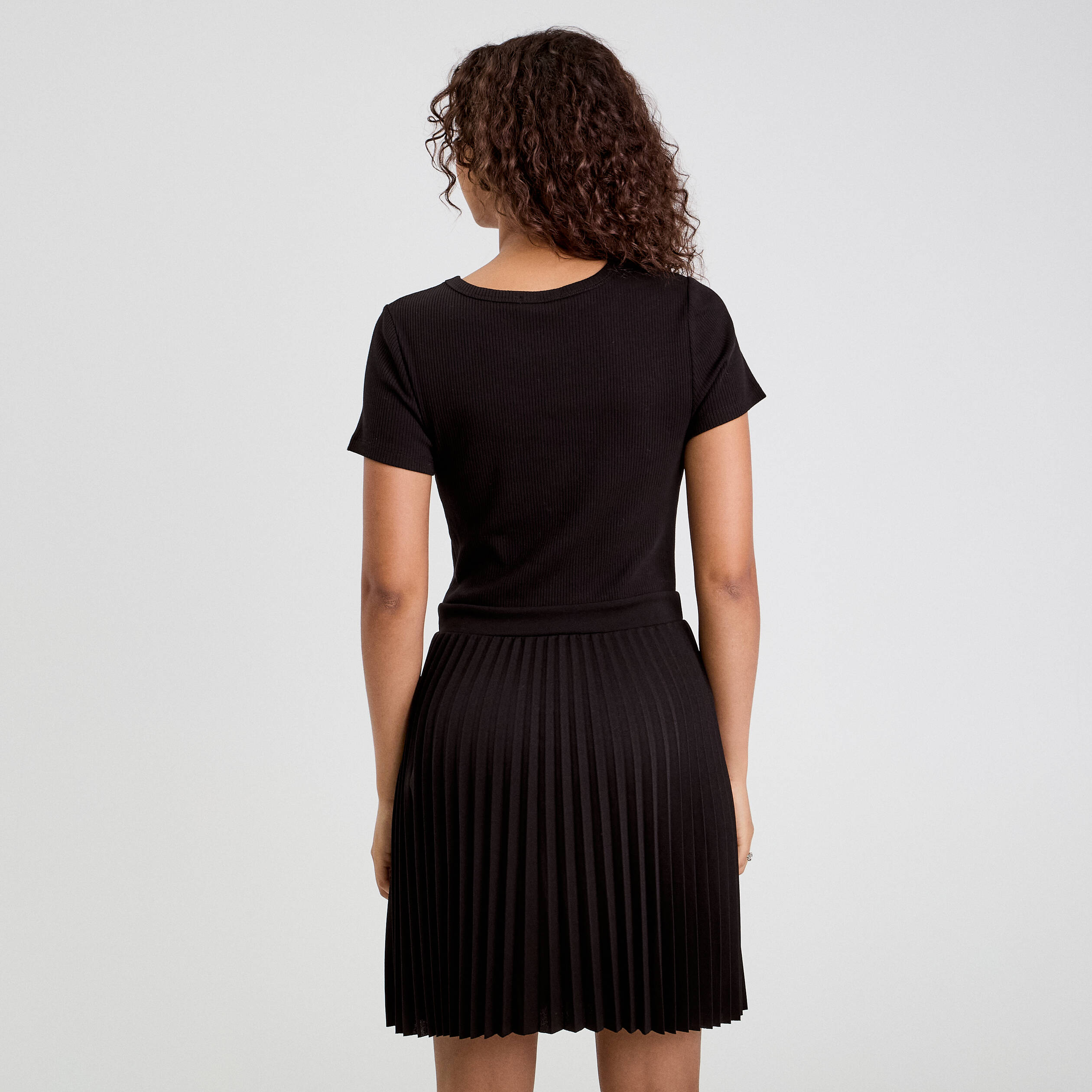 Robe droite pliss&eacute;e noir femme