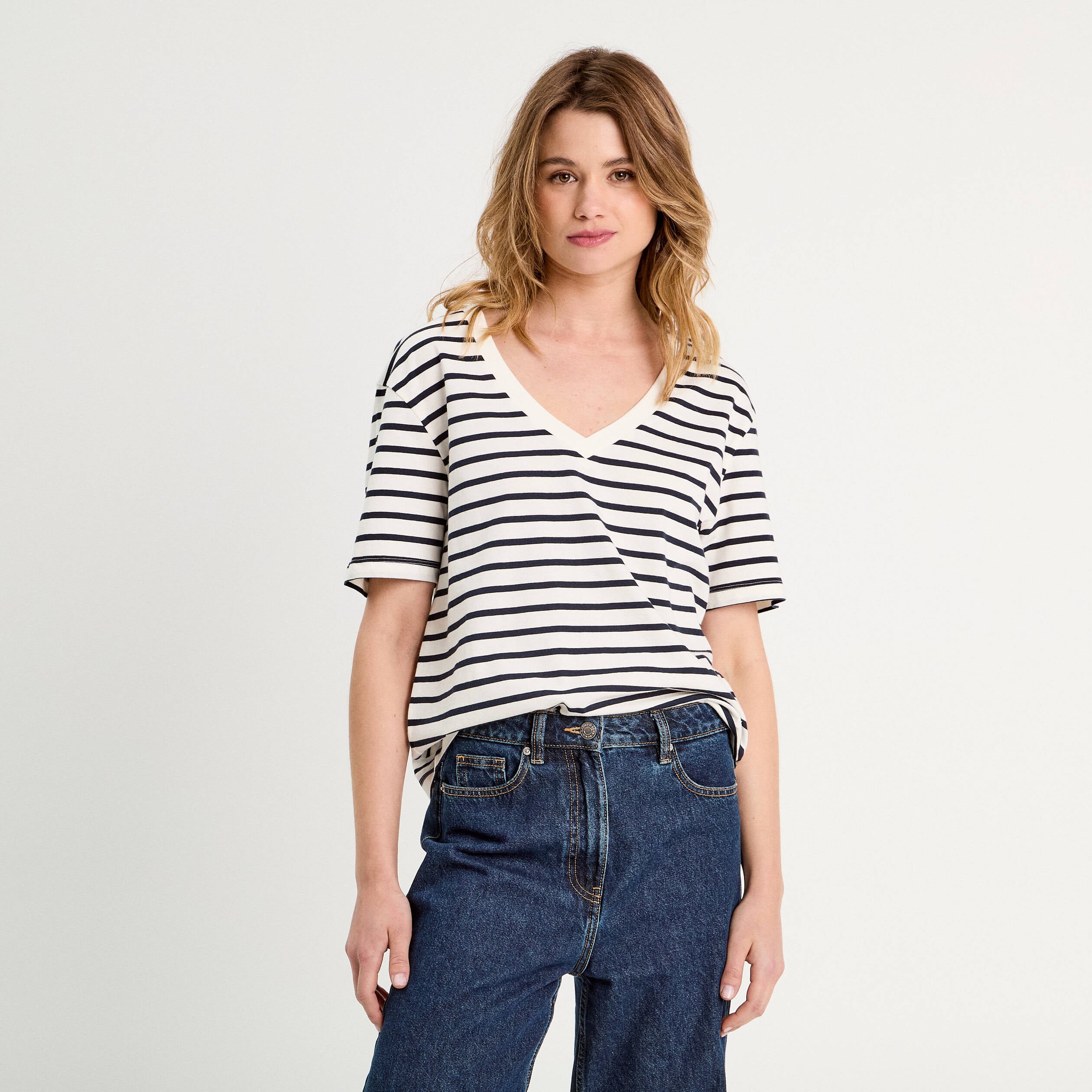 T-shirt oversize col en V bleu fonc&eacute; femme