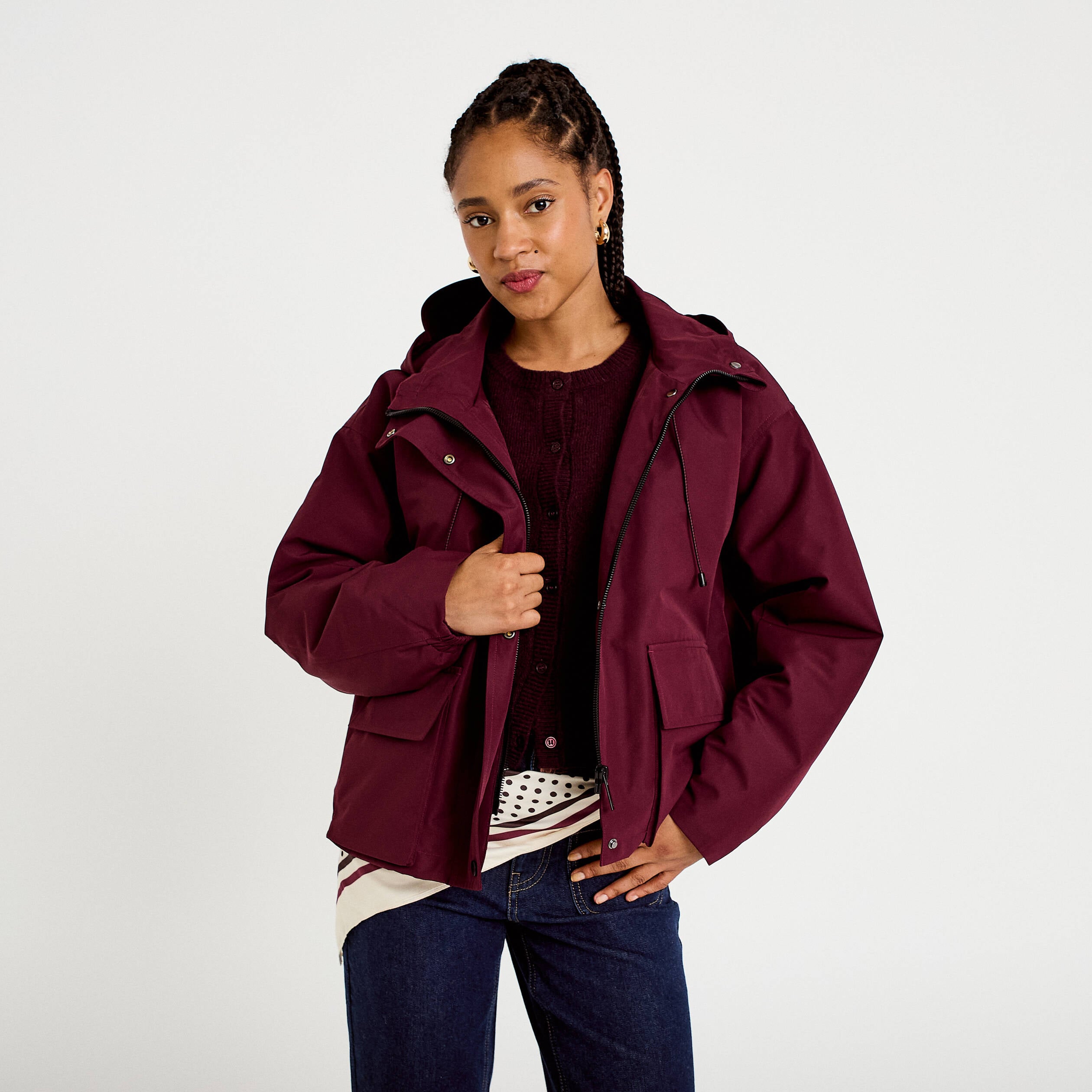 Veste courte bas resserr&eacute; &agrave; capuche bordeaux femme