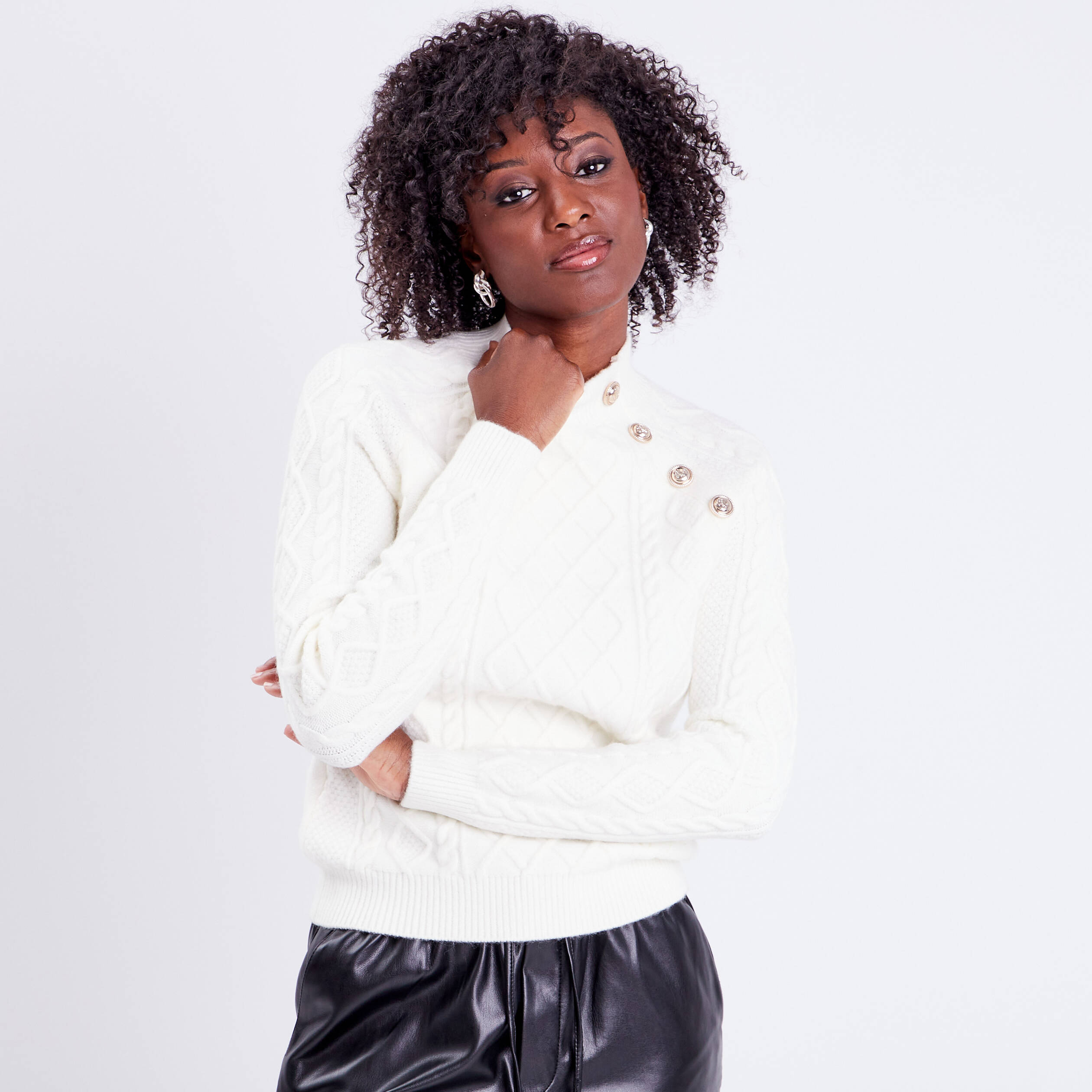 Pull boutonn&eacute; avec torsades ecru femme