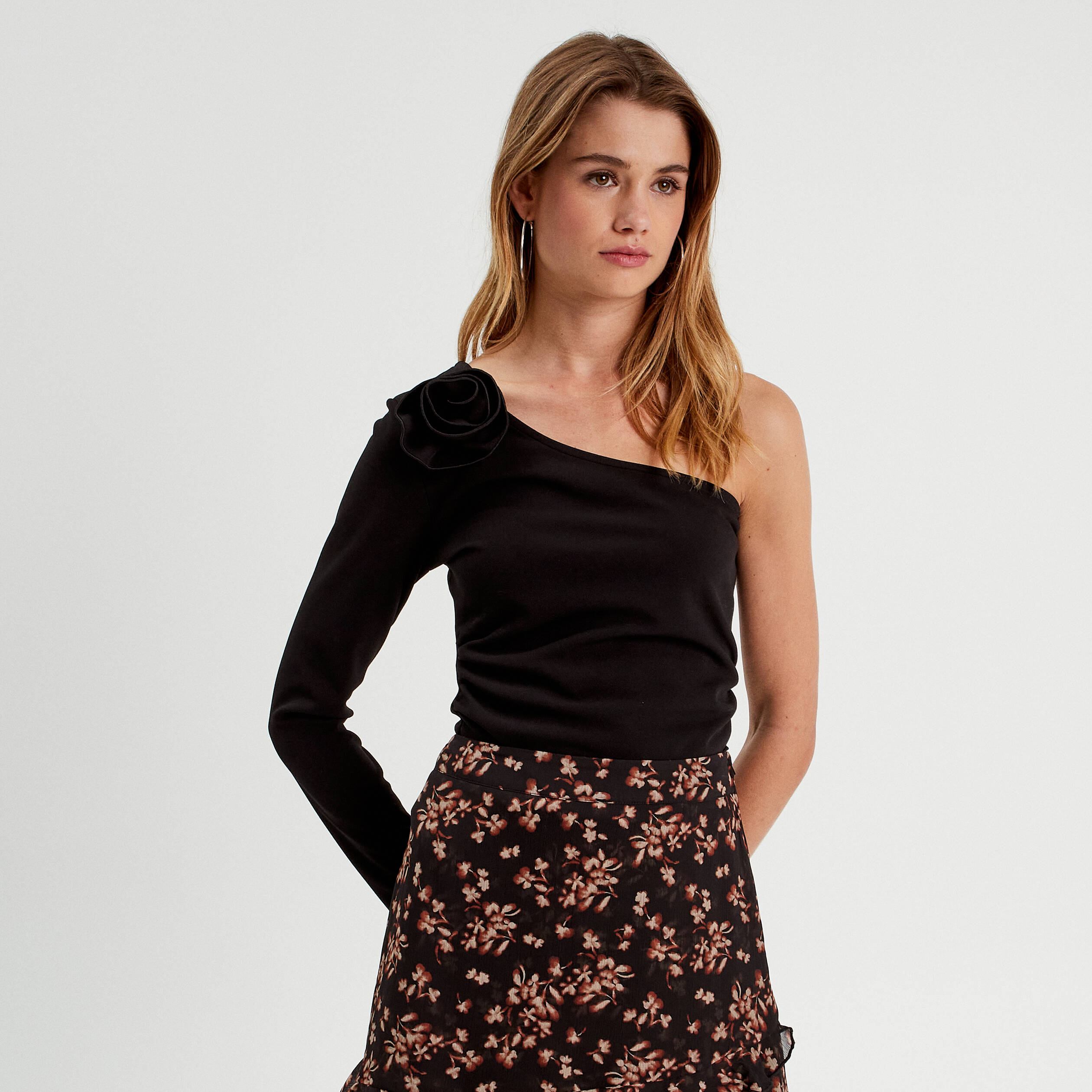 T-shirt asym&eacute;trique noir femme