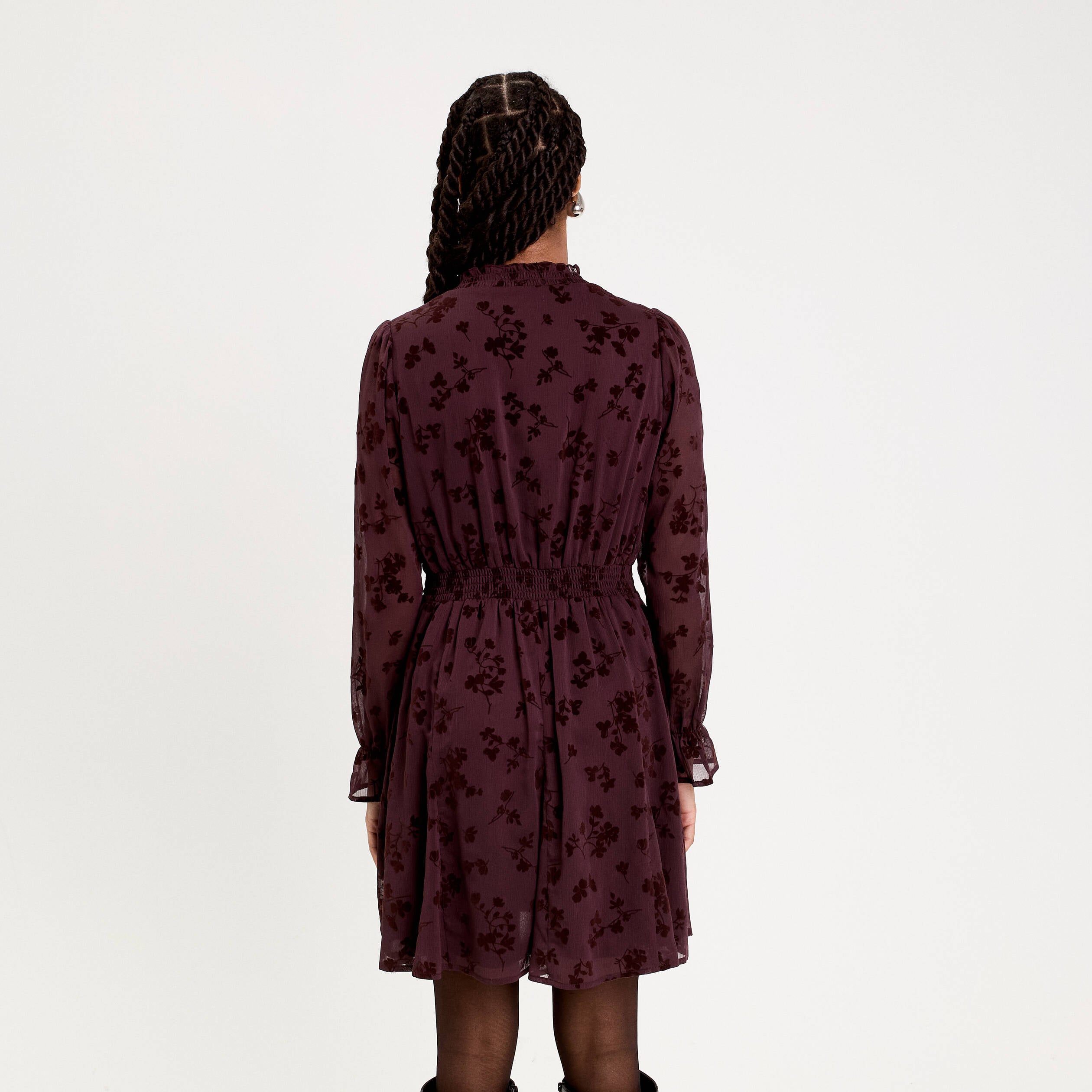 Robe courte &eacute;vas&eacute;e col v manches longues marron cognac femme