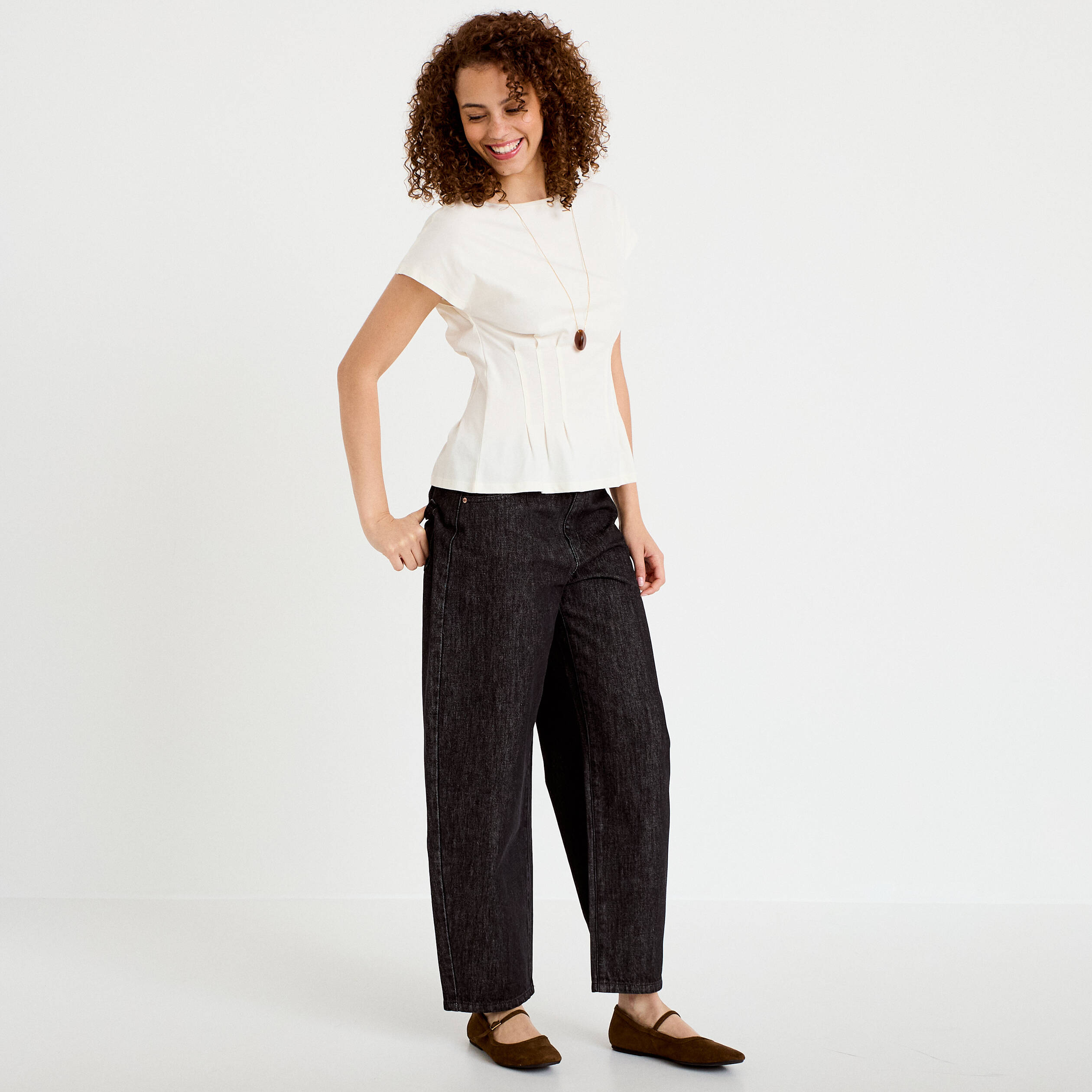 T-shirt cintr&eacute; col rond manches courtes ecru femme