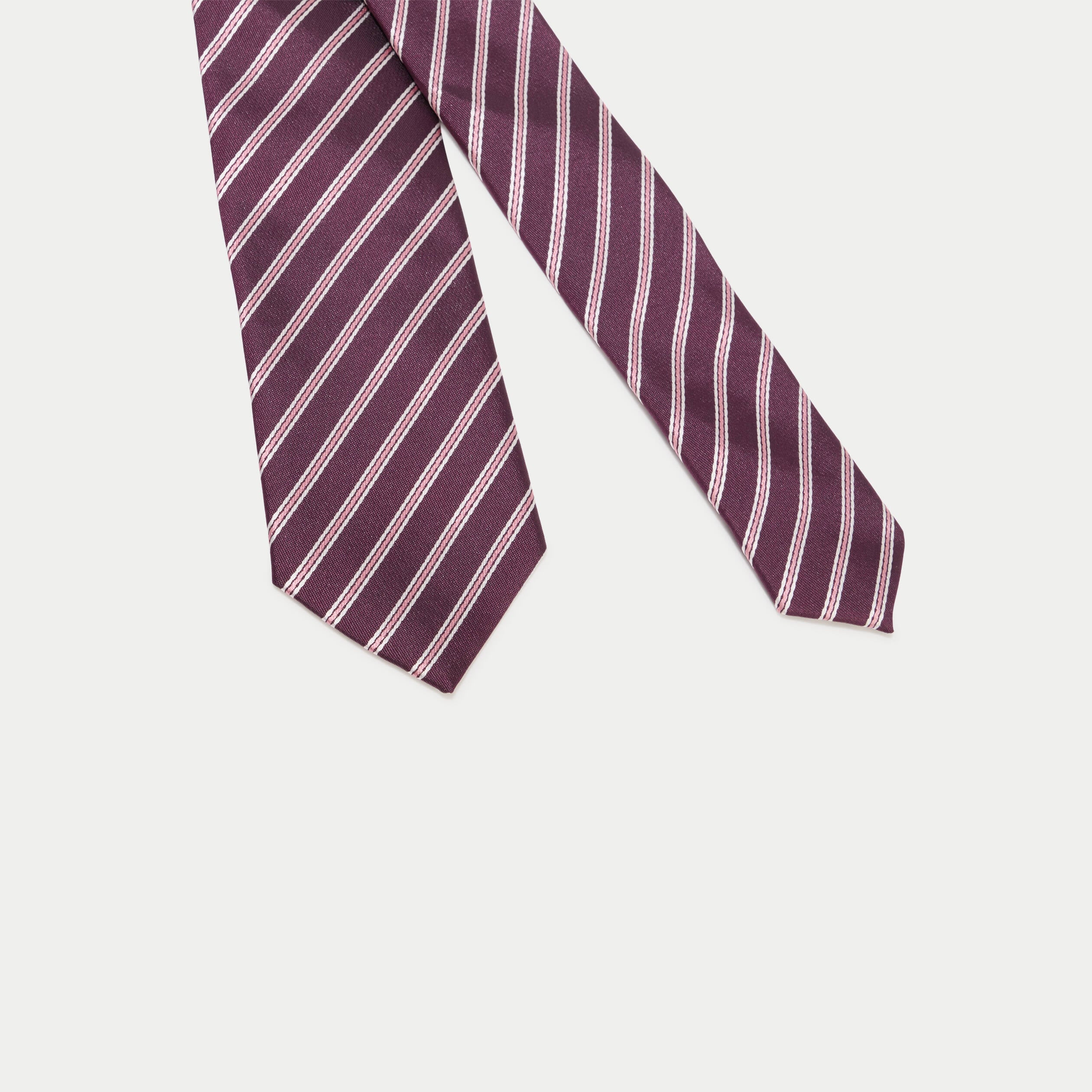 Cravate satin&eacute;e bordeaux femme