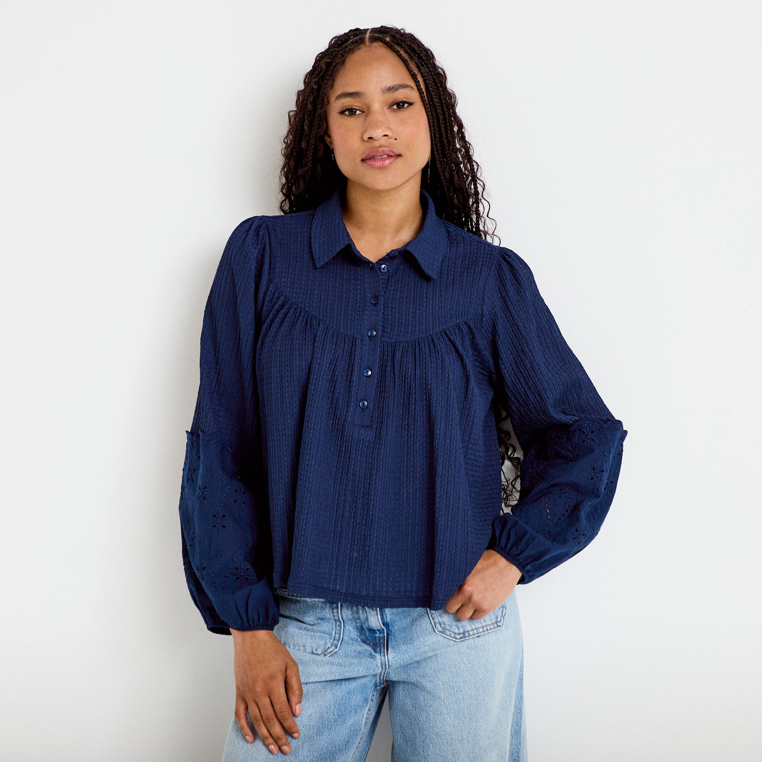Blouse manches longues broderie bleu fonc&eacute; femme