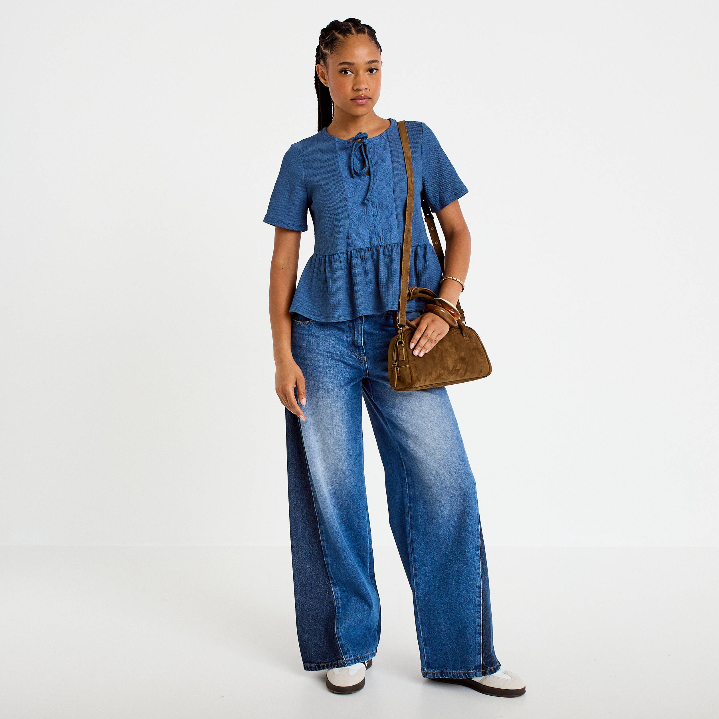 Blouse brod&eacute;e bleu fonc&eacute; femme