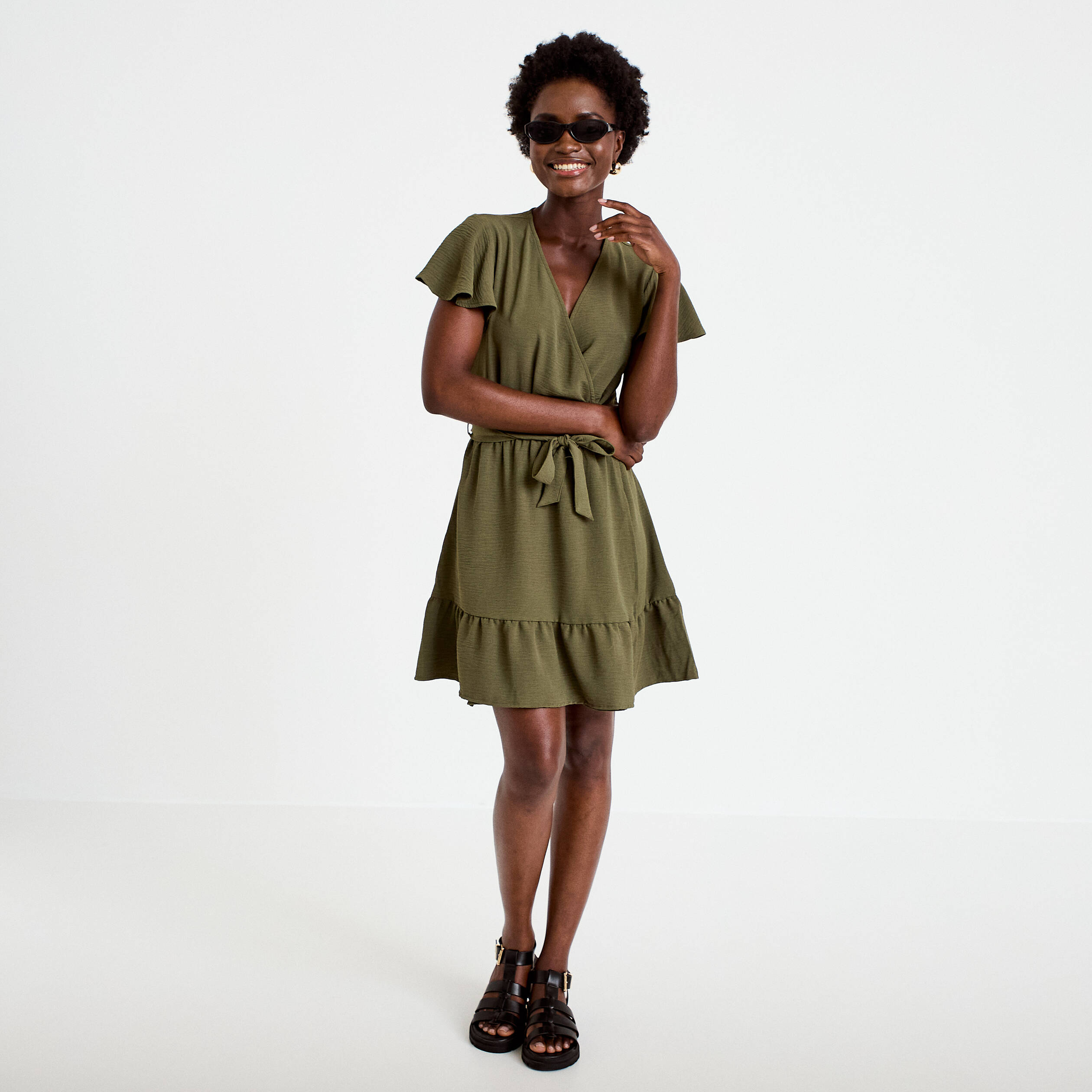 Robe courte &eacute;vas&eacute;e col v manches courtes vert kaki femme