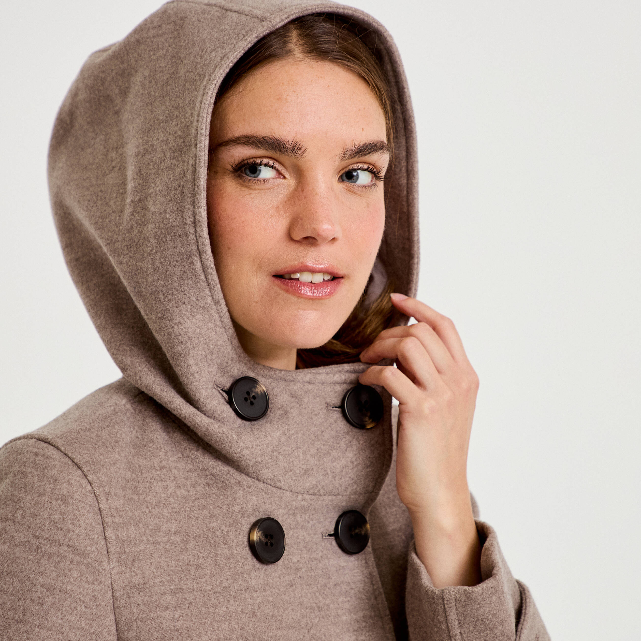 manteau ajust&eacute; 3/4 &agrave; capuche taupe femme