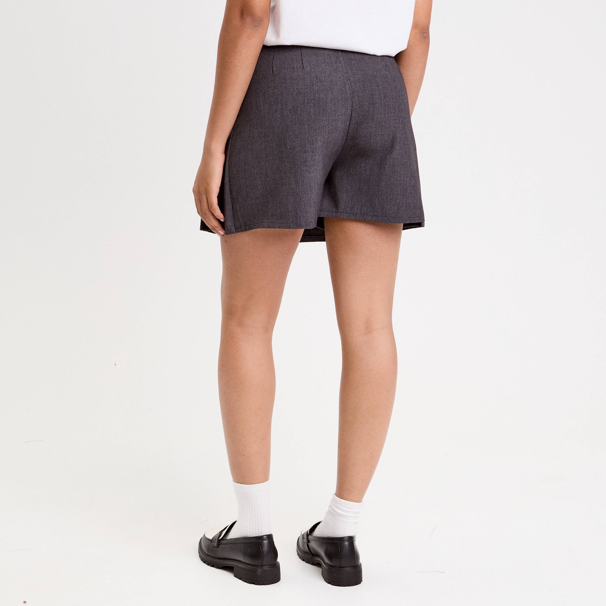 Jupe courte &eacute;vas&eacute;e gris fonc&eacute; femme