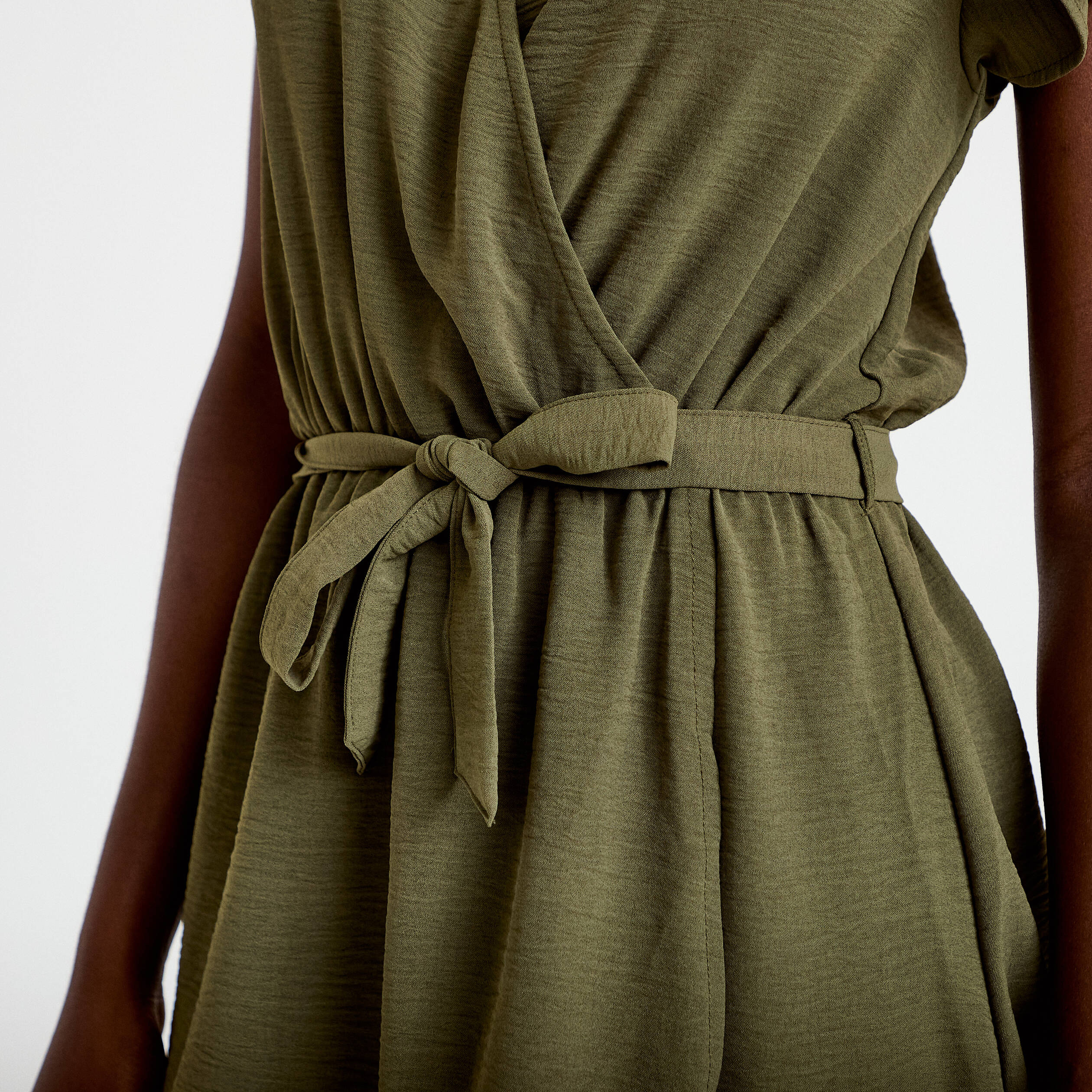 Robe courte &eacute;vas&eacute;e col v manches courtes vert kaki femme